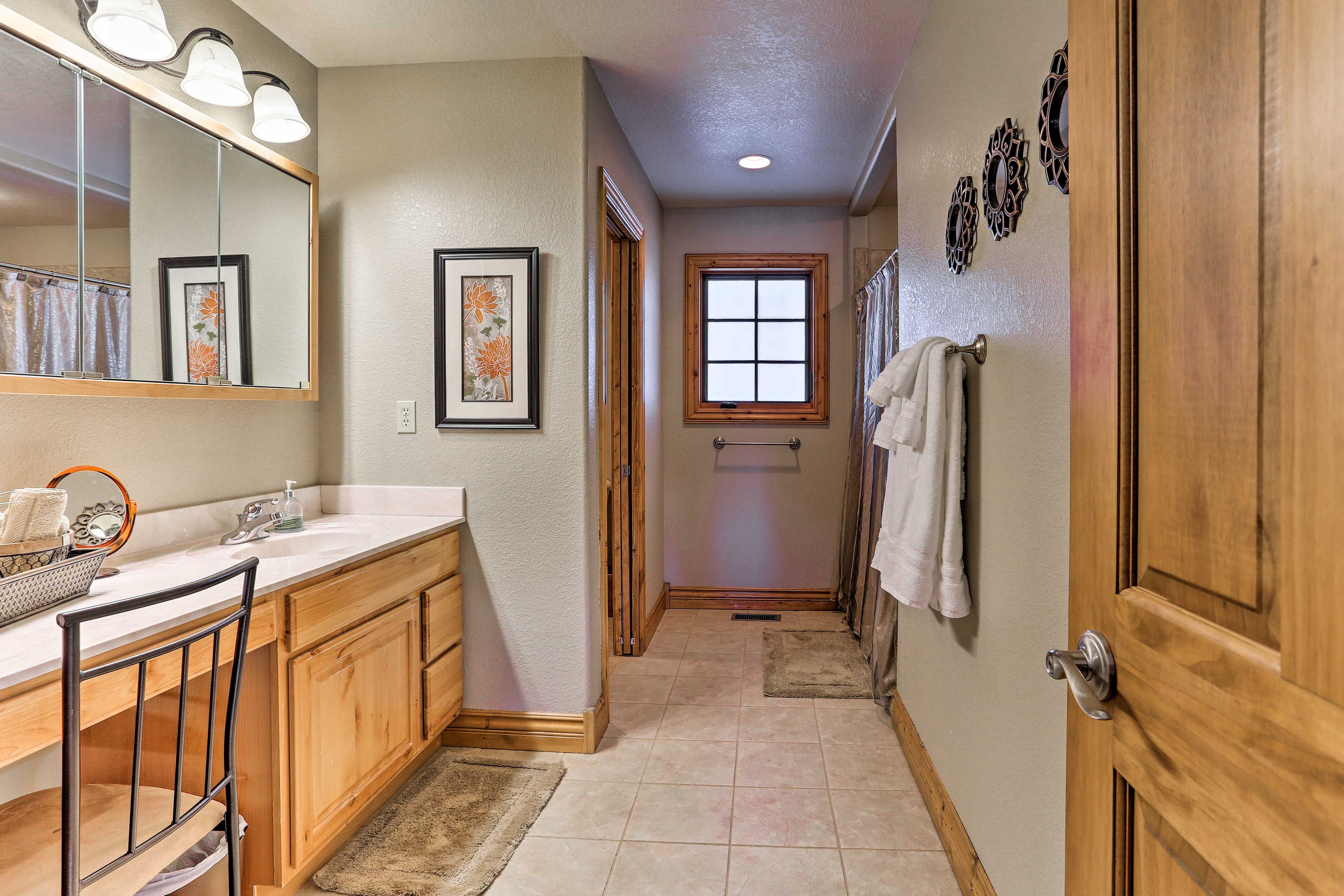 En-Suite Bathroom | Towels Provided | 1st Floor