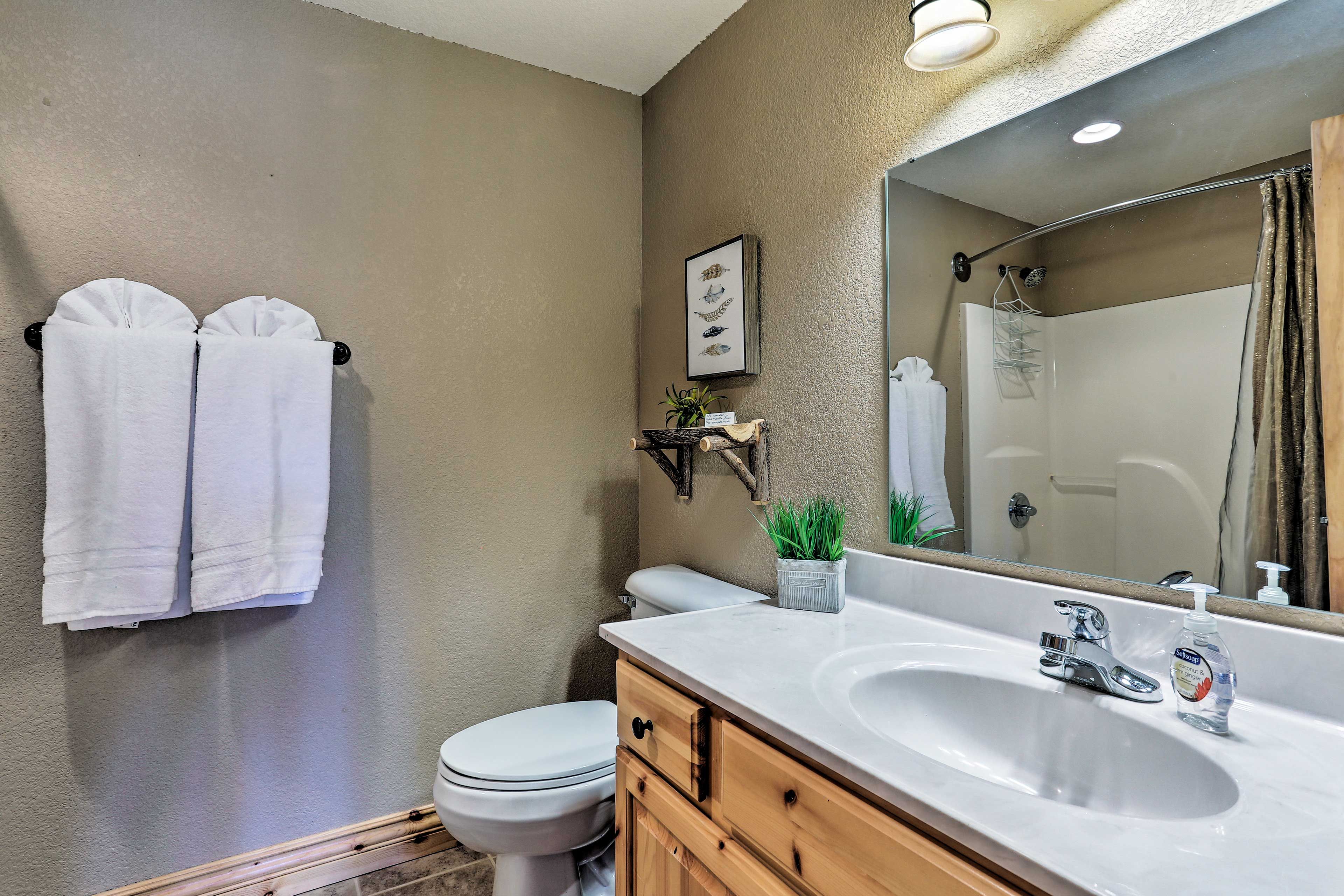 En-Suite Bathroom | Complimentary Toiletries | Basement Level