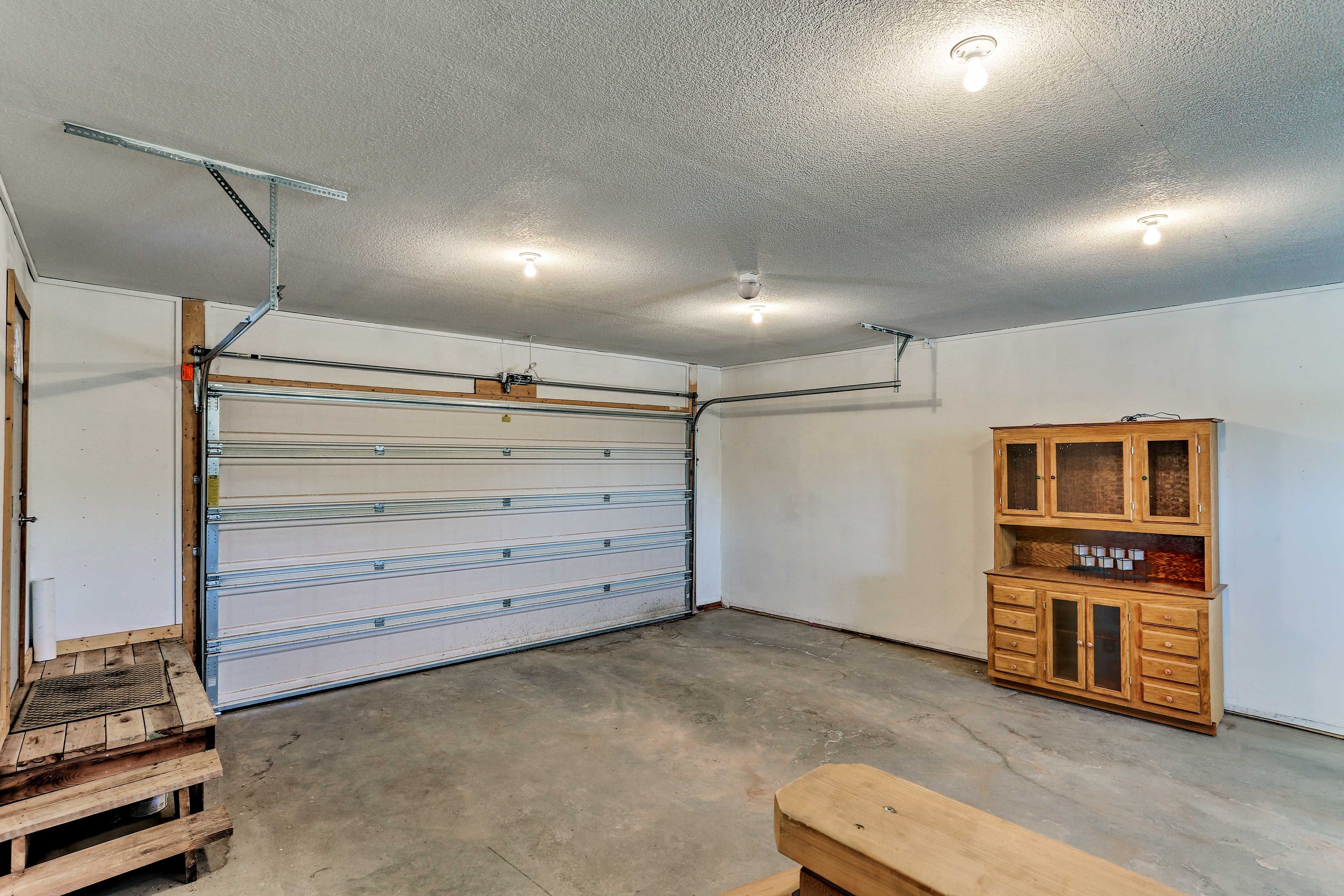 Parking | Driveway (3 Vehicles) | Garage (2 Vehicles) | R/V Parking