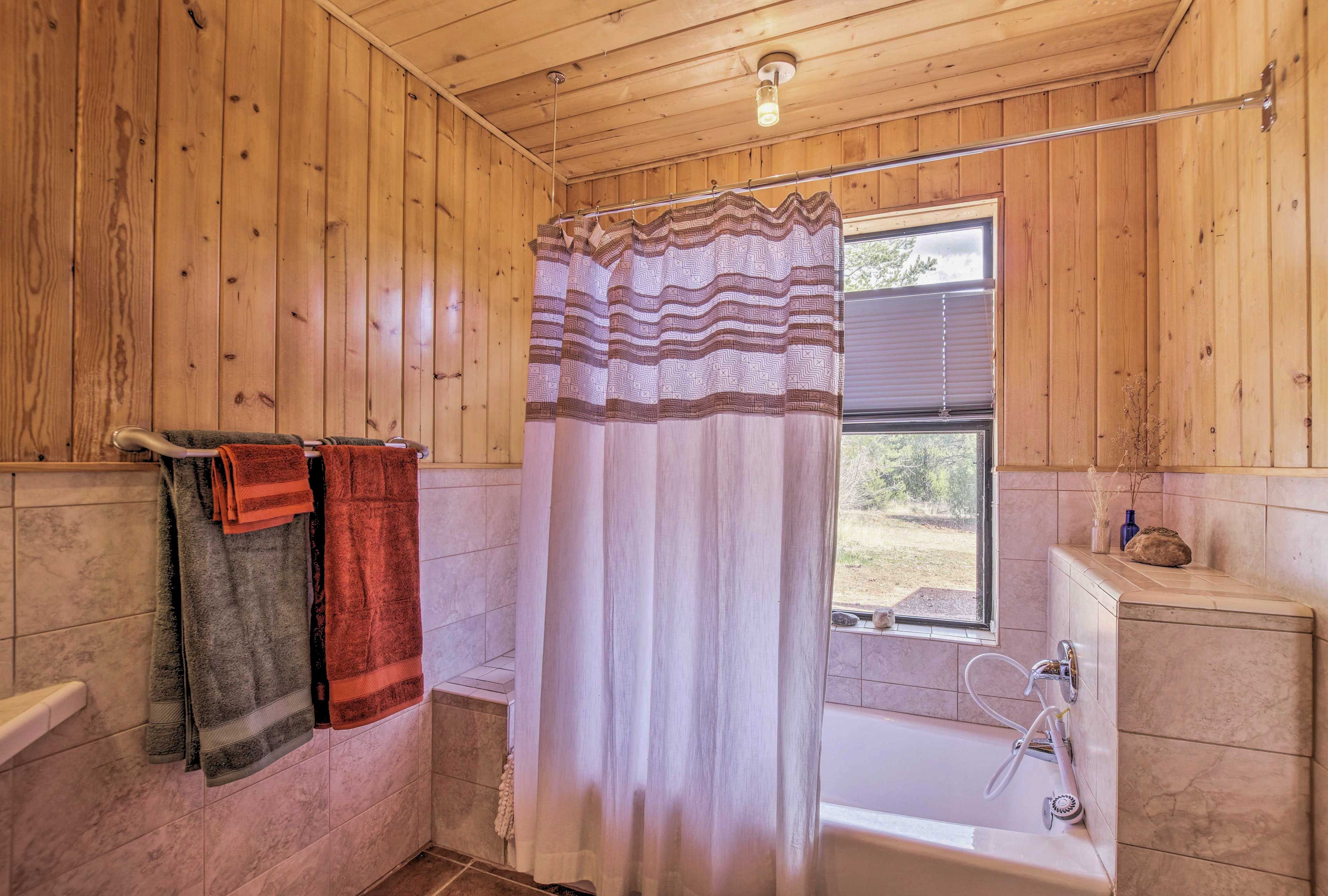 Full Bathroom | Towels Provided