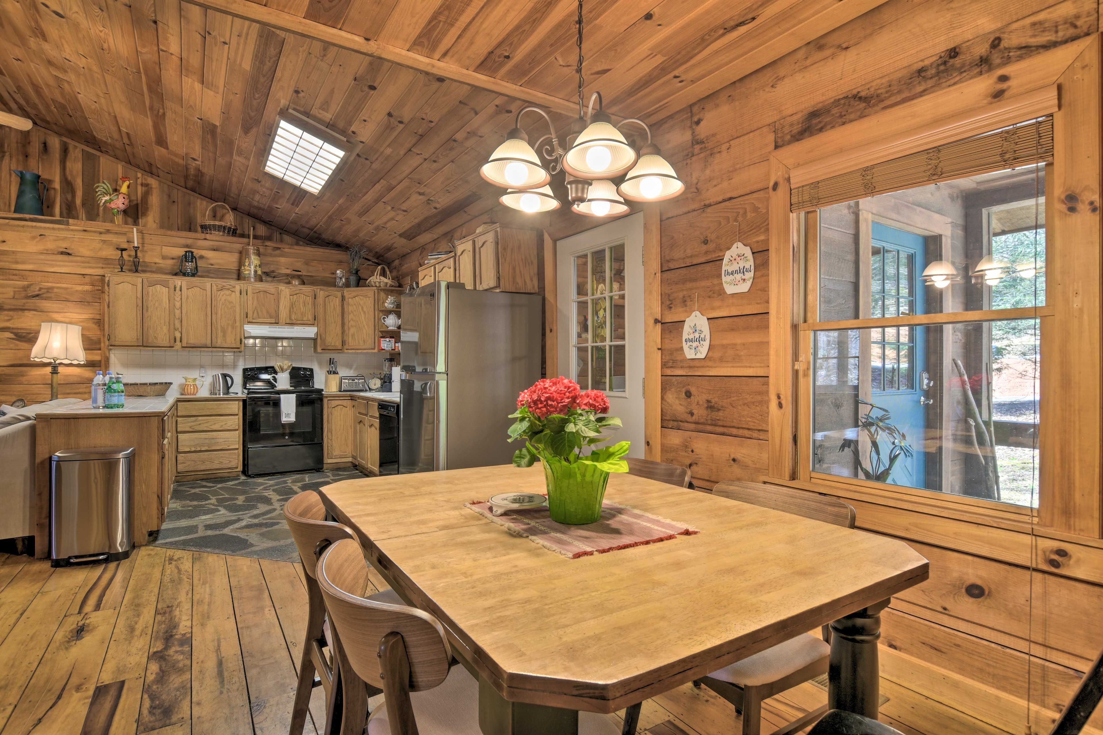 Dining Area | 6-Person Dining Table