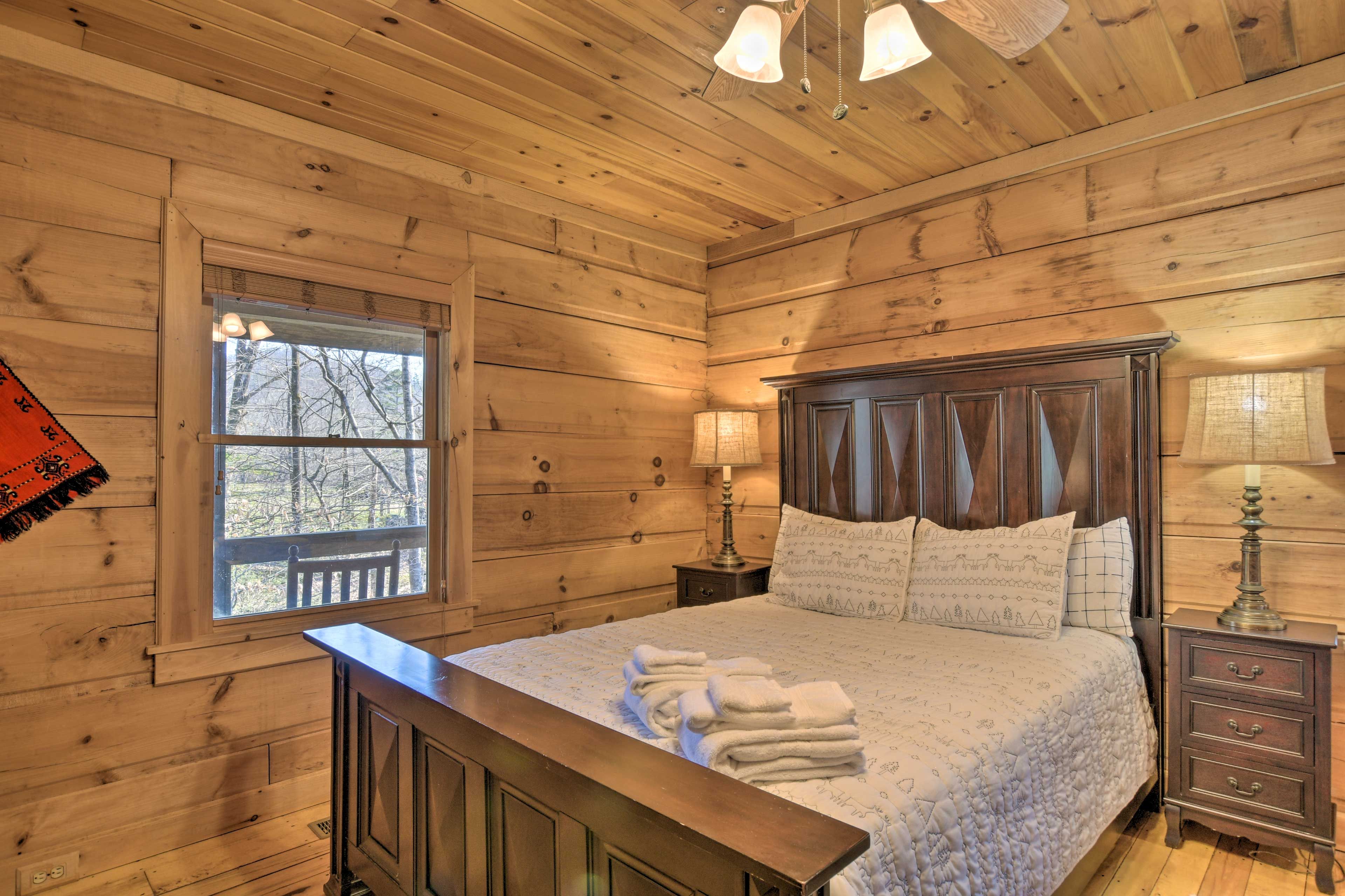 Bedroom 1 | Queen Bed