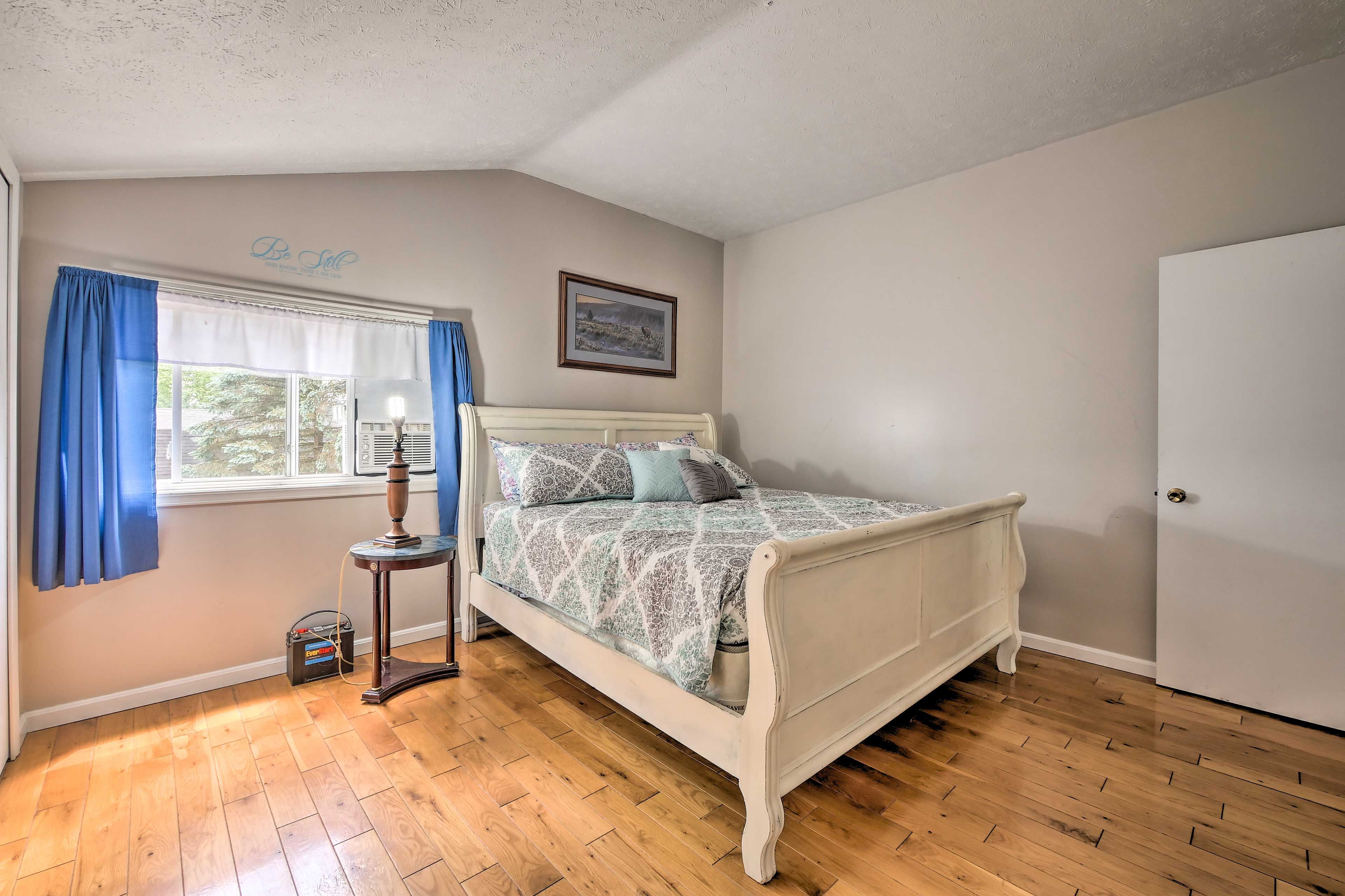 Bedroom | California King Bed