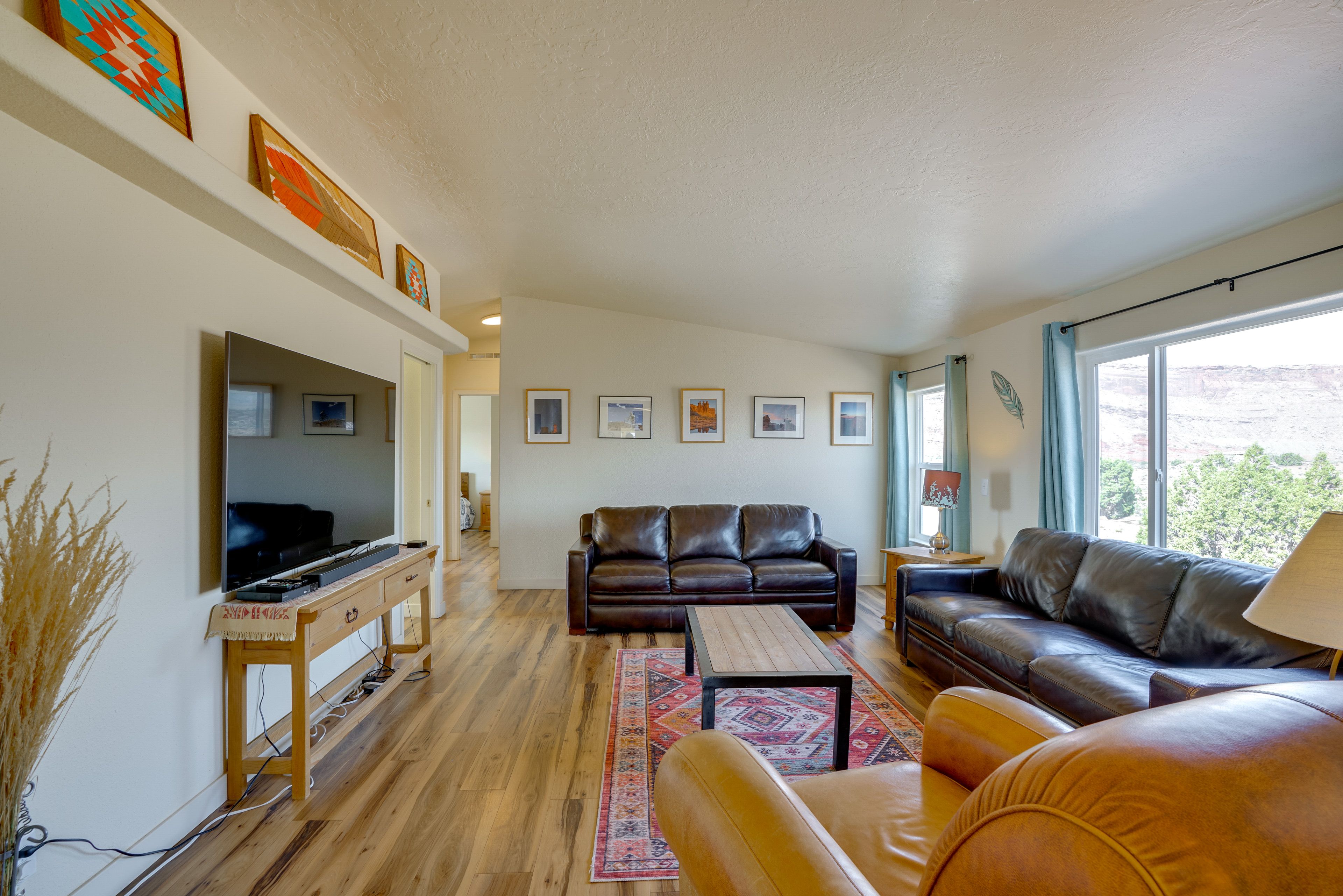Living Room | Central A/C & Heating | Smart TV | Free WiFi