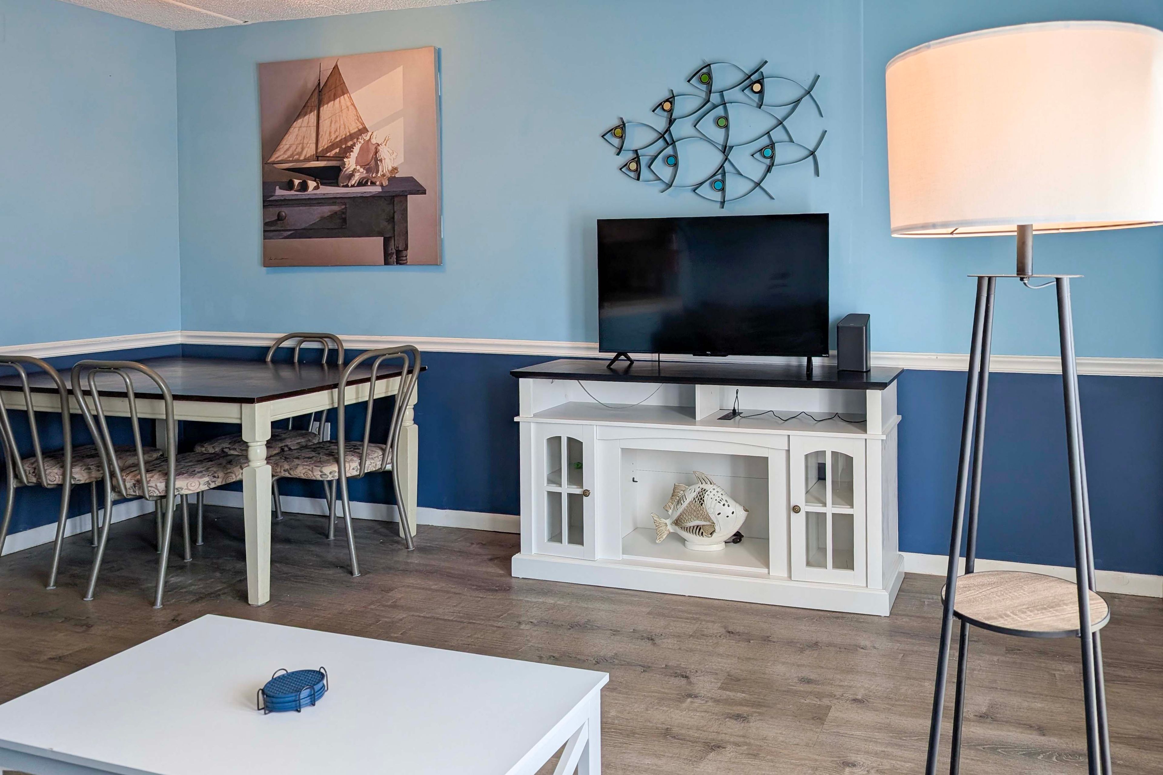Living Room | Sleeper Sofa | Free WiFi