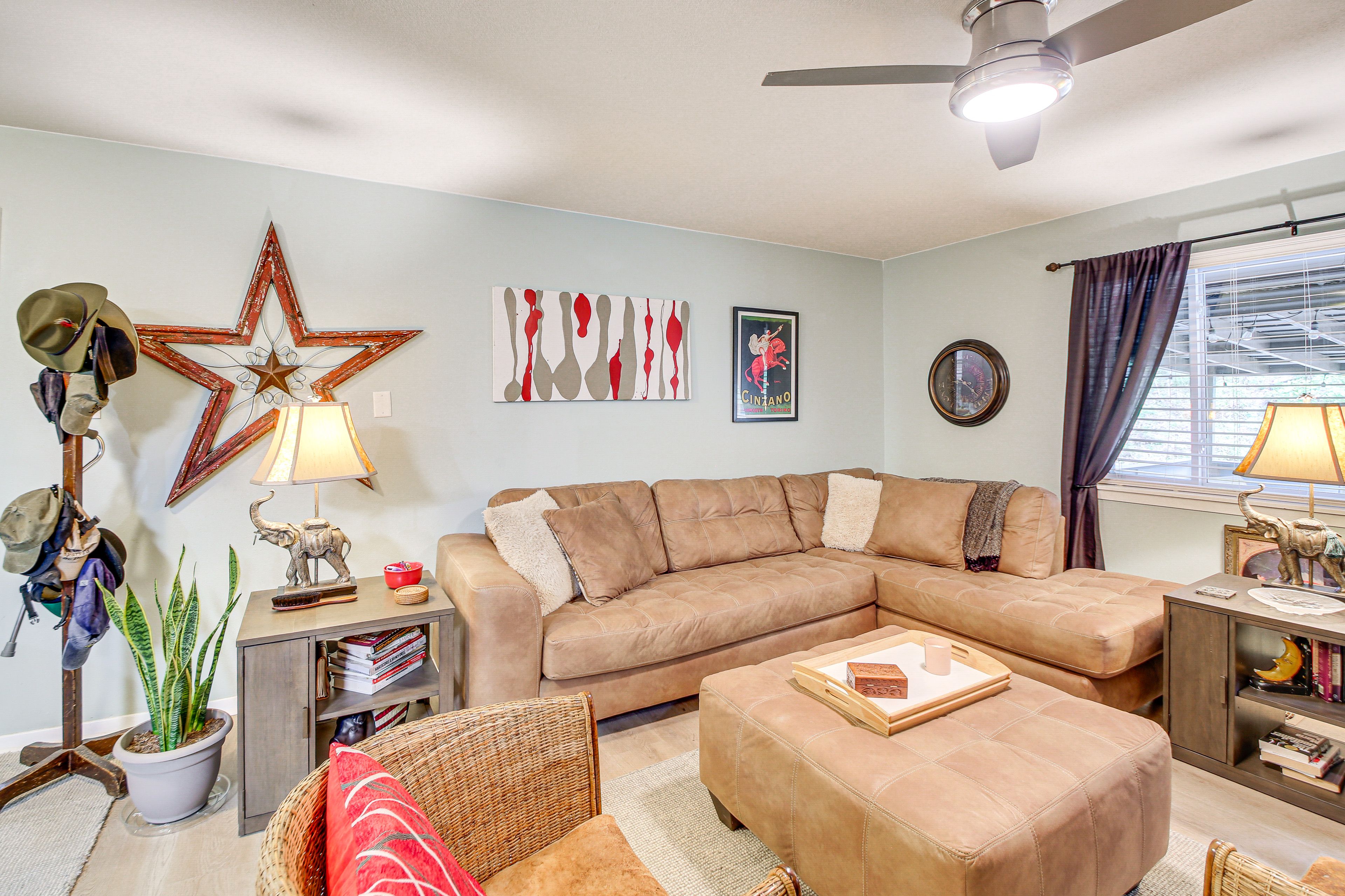 Living Room | Free WiFi | Smart TV