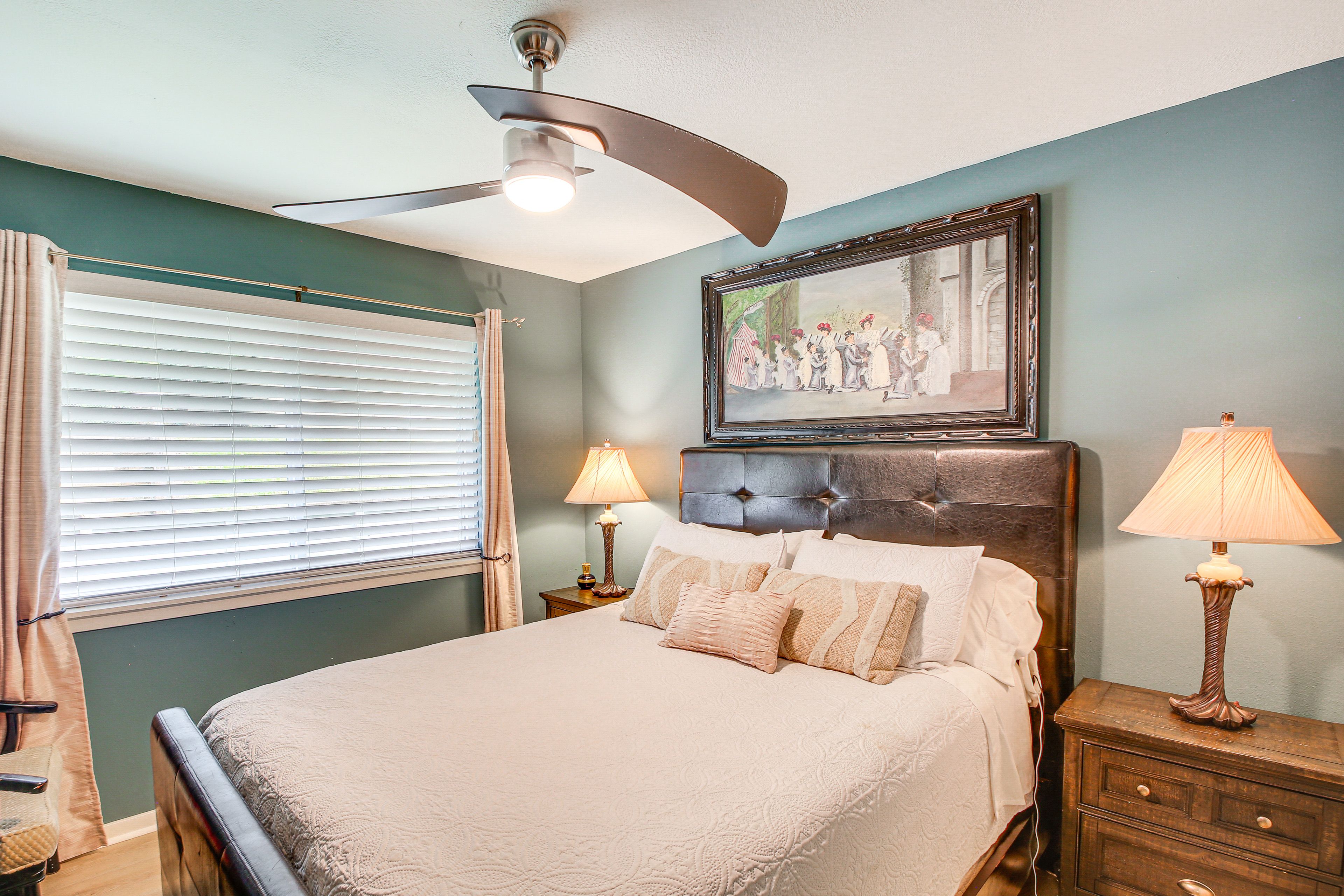 Bedroom 1 | Queen Bed | Smart TV