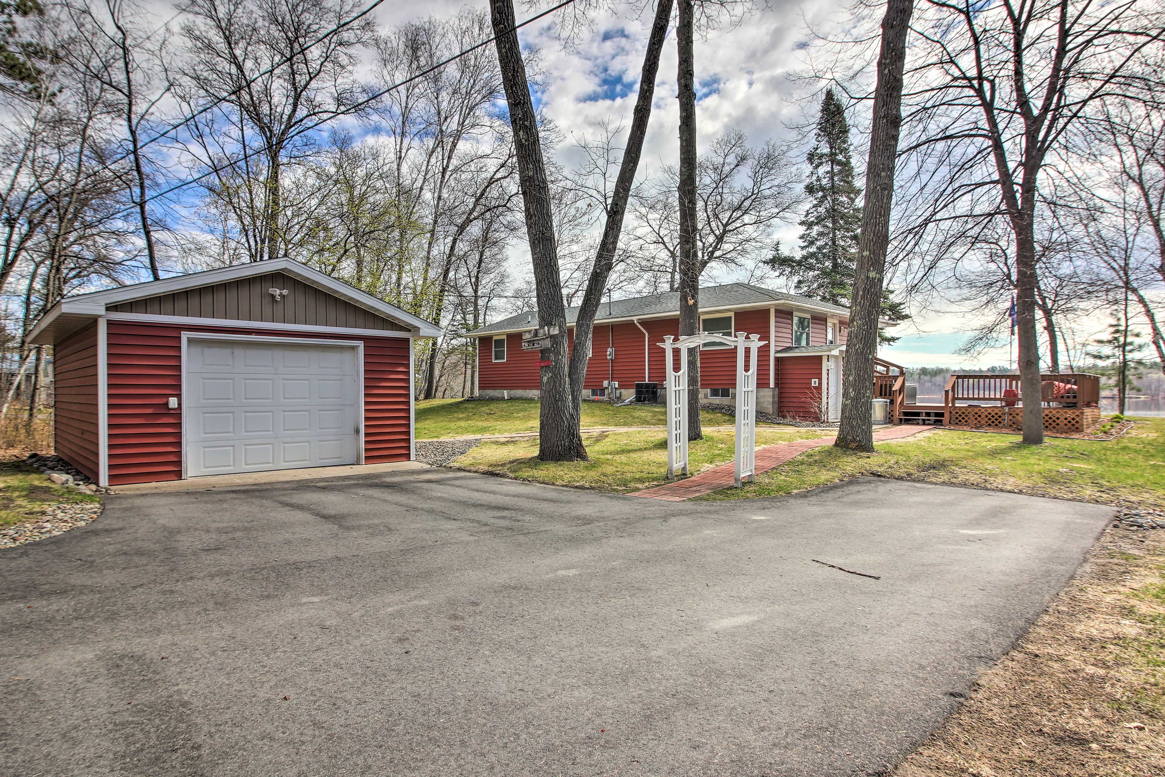 Driveway Parking (6 Vehicles) | Boat Parking Available