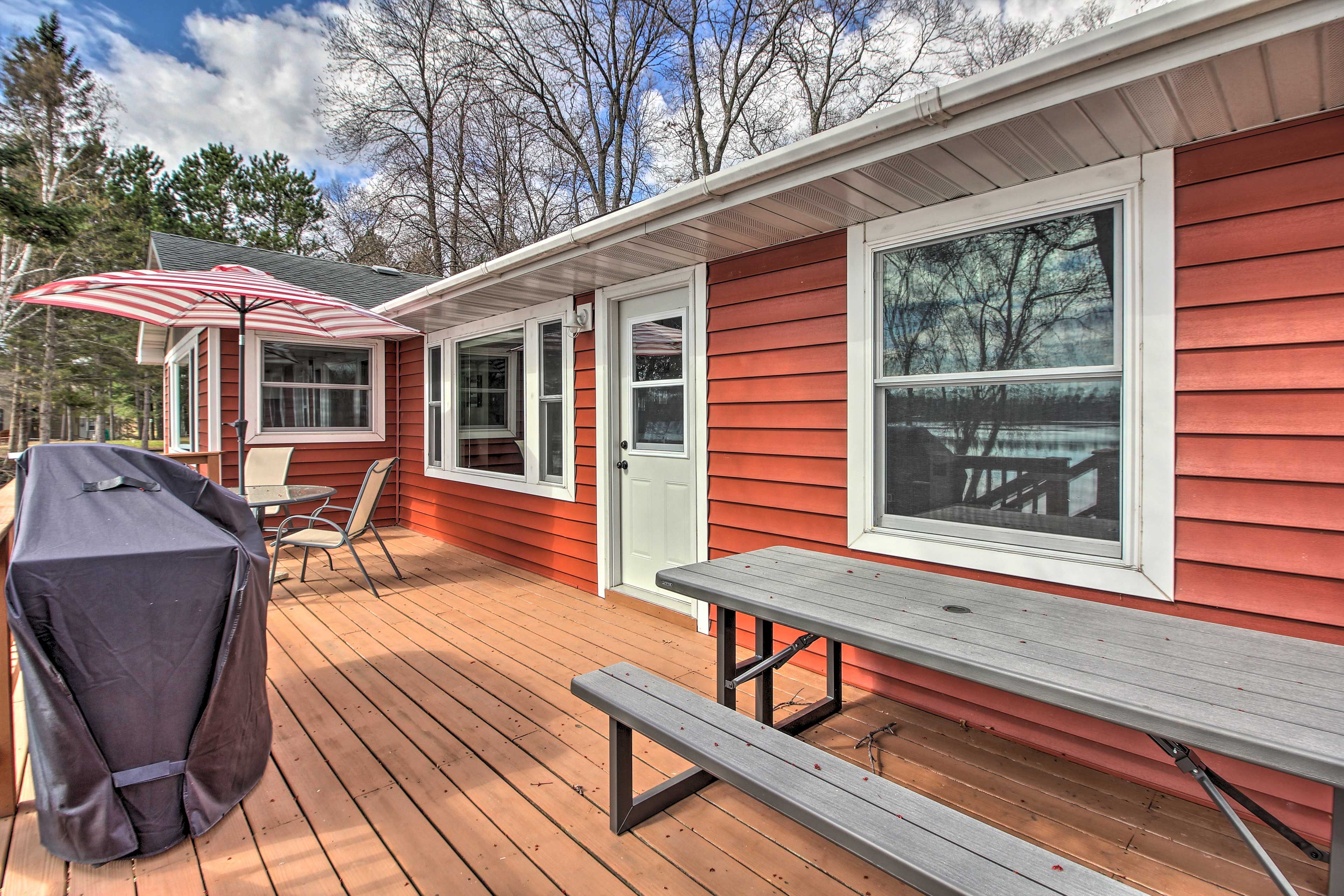 Furnished Deck | Outdoor Dining | Gas Grill | Sectional Couch