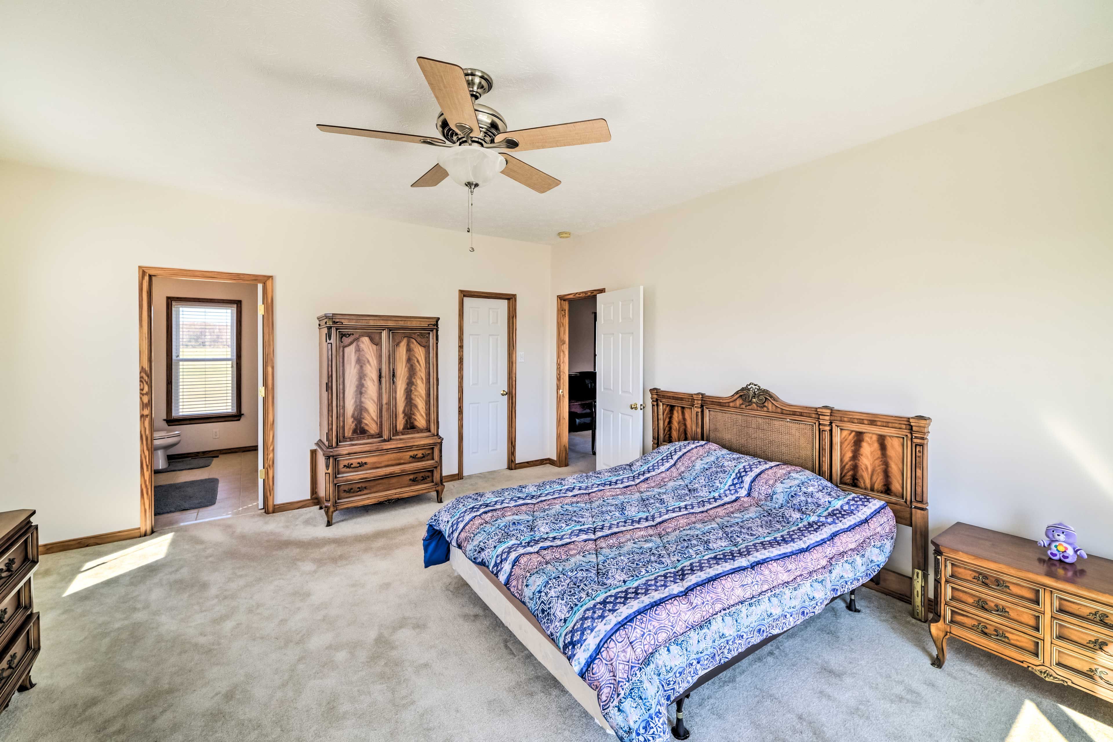 Bedroom 1 | Queen Bed | En-Suite Bathroom