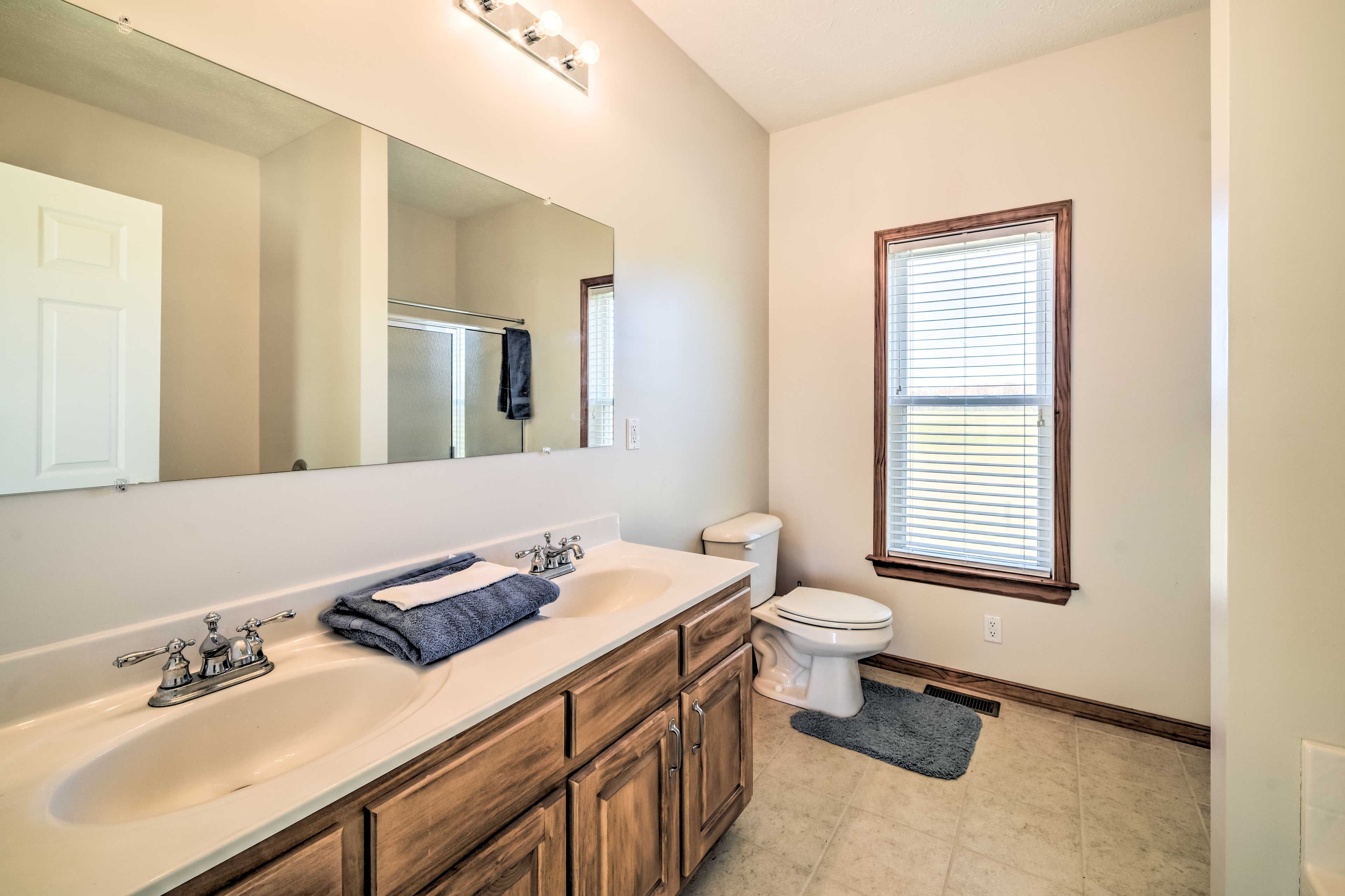 Full Bathroom | Towels Provided