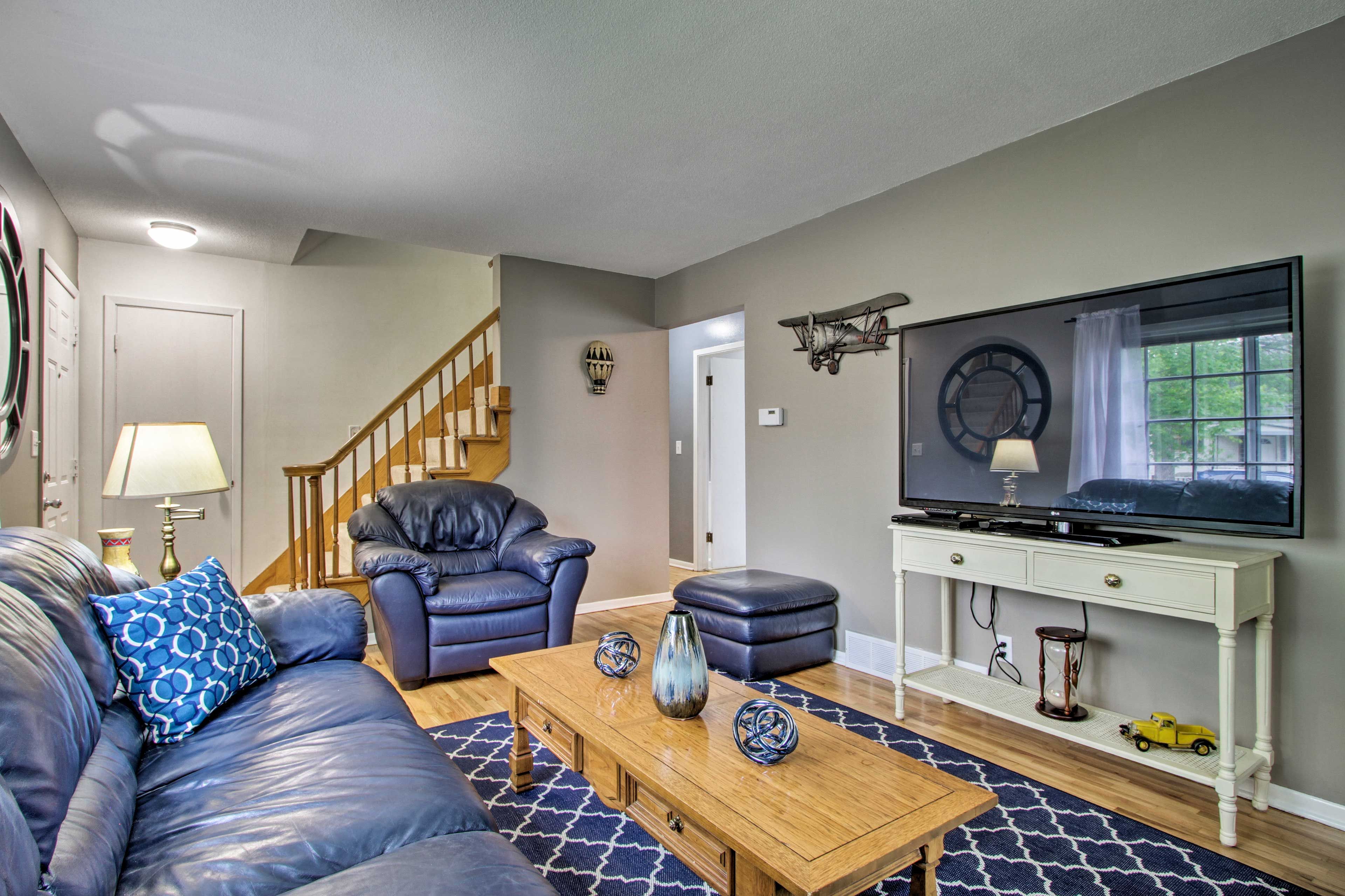 Living Room | Central A/C & Heating | Free WiFi