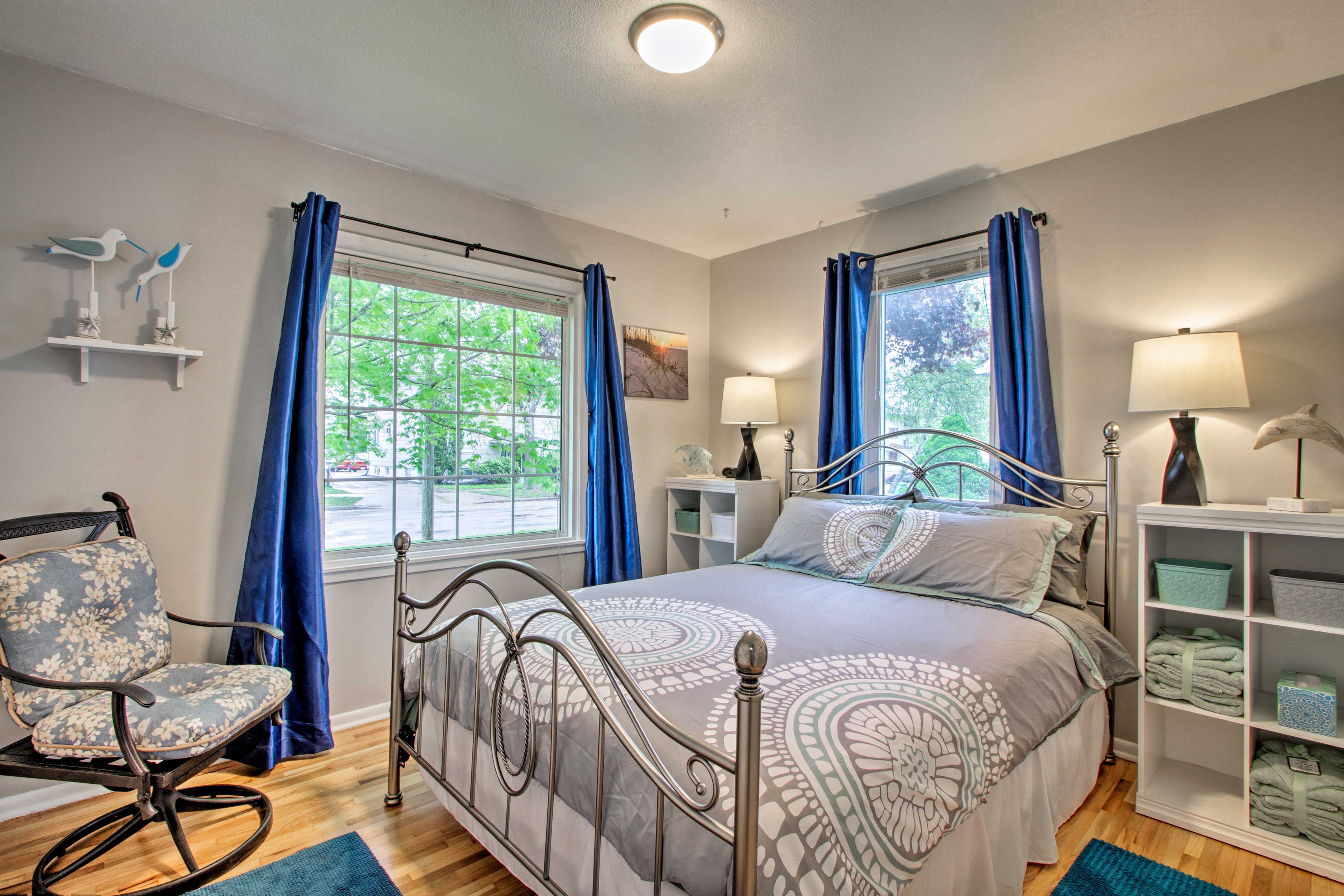 Bedroom 1 | Queen Bed