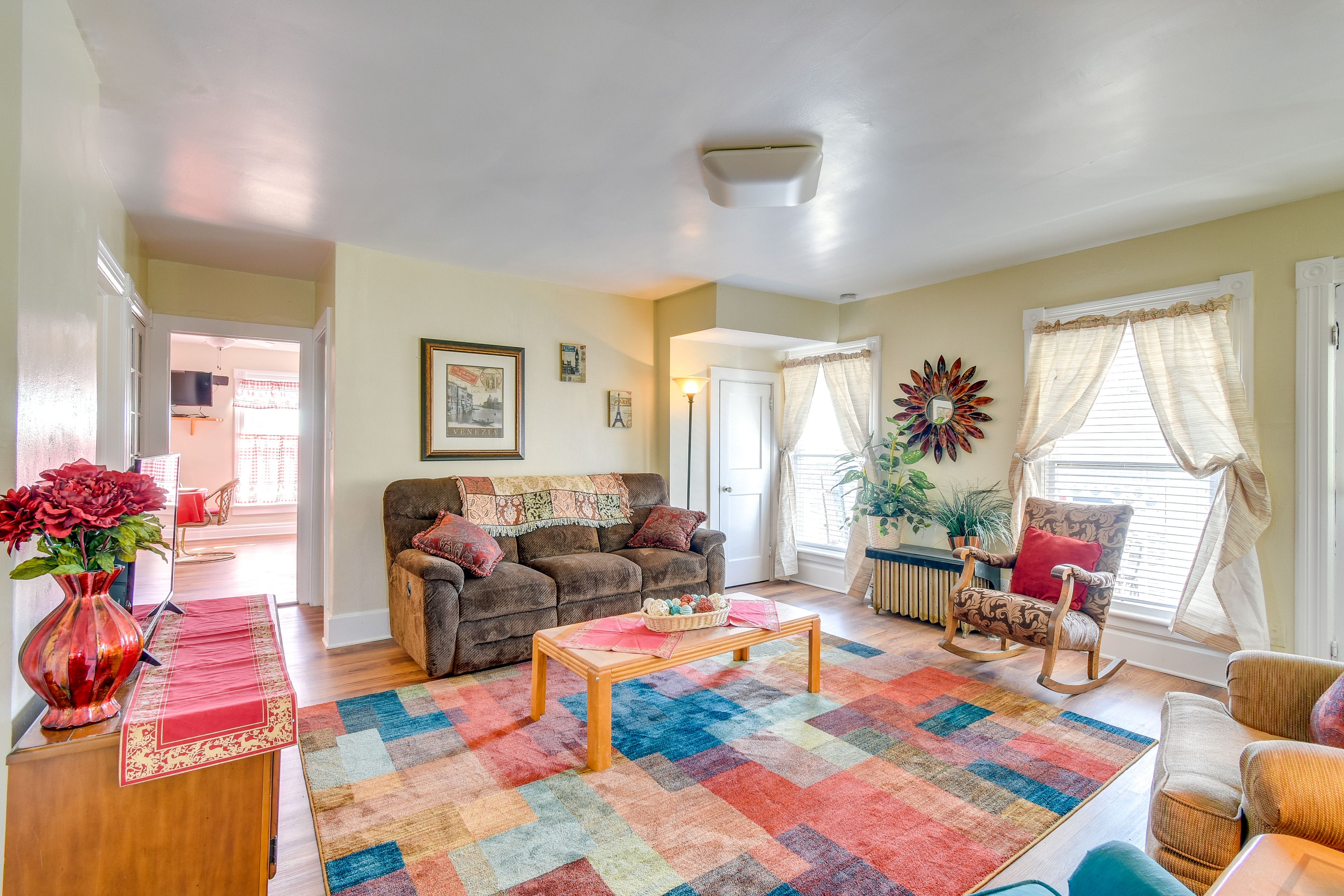 Living Room | Flat-Screen Cable TV | Free WiFi