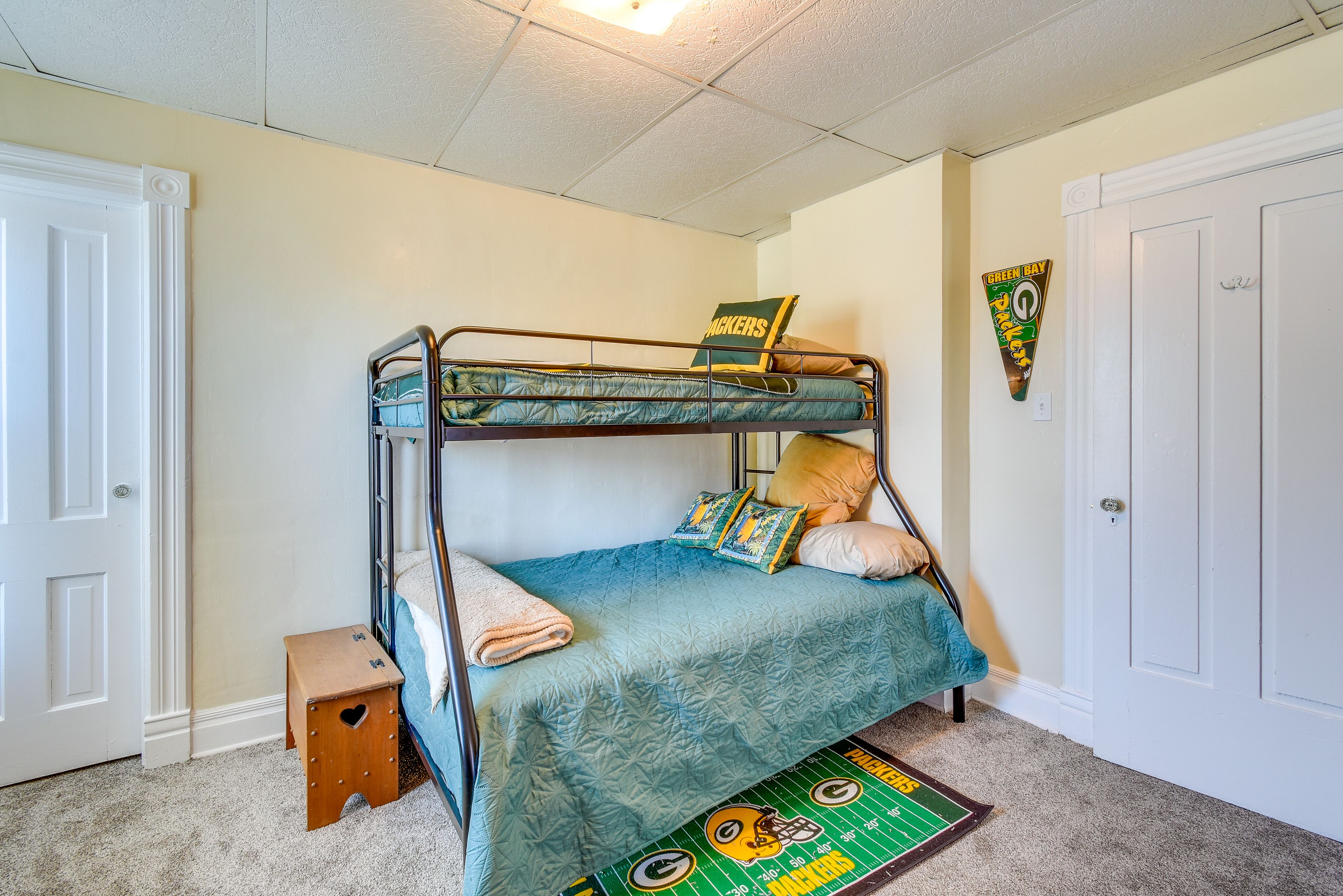 Bedroom 2 | Twin/Full Bunk Bed