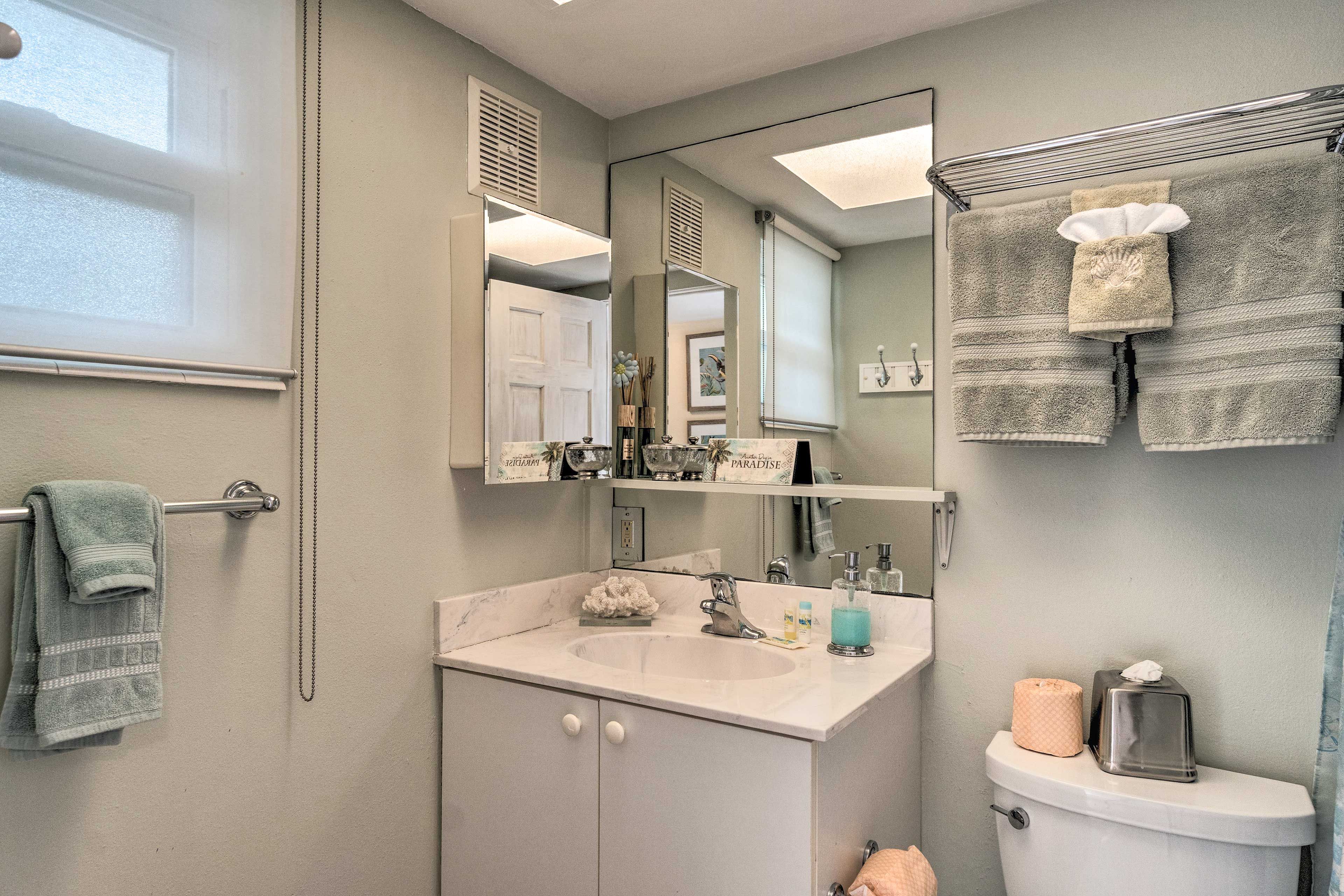 Full Bathroom | Linens Provided