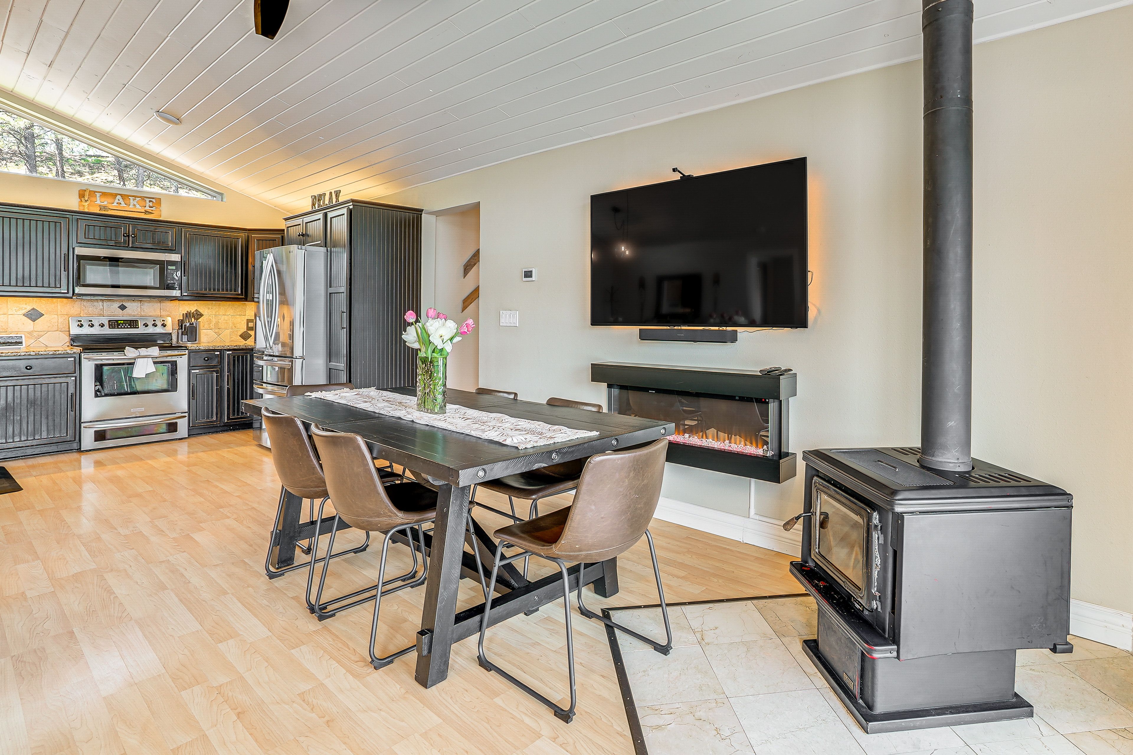 Dining Area | Dishware/Flatware Available | Main Level