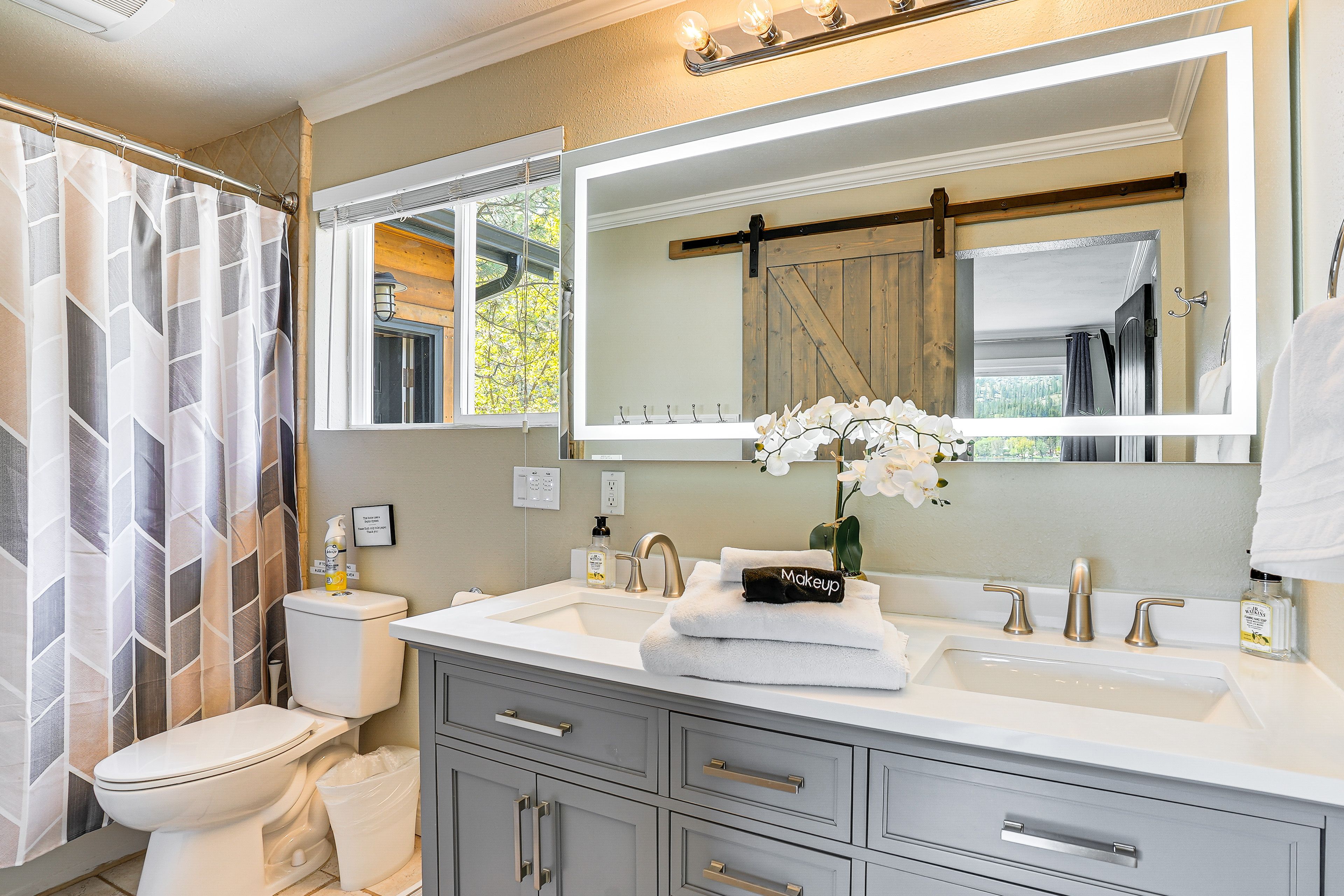 Full Bathroom | Towels Provided | Main Level