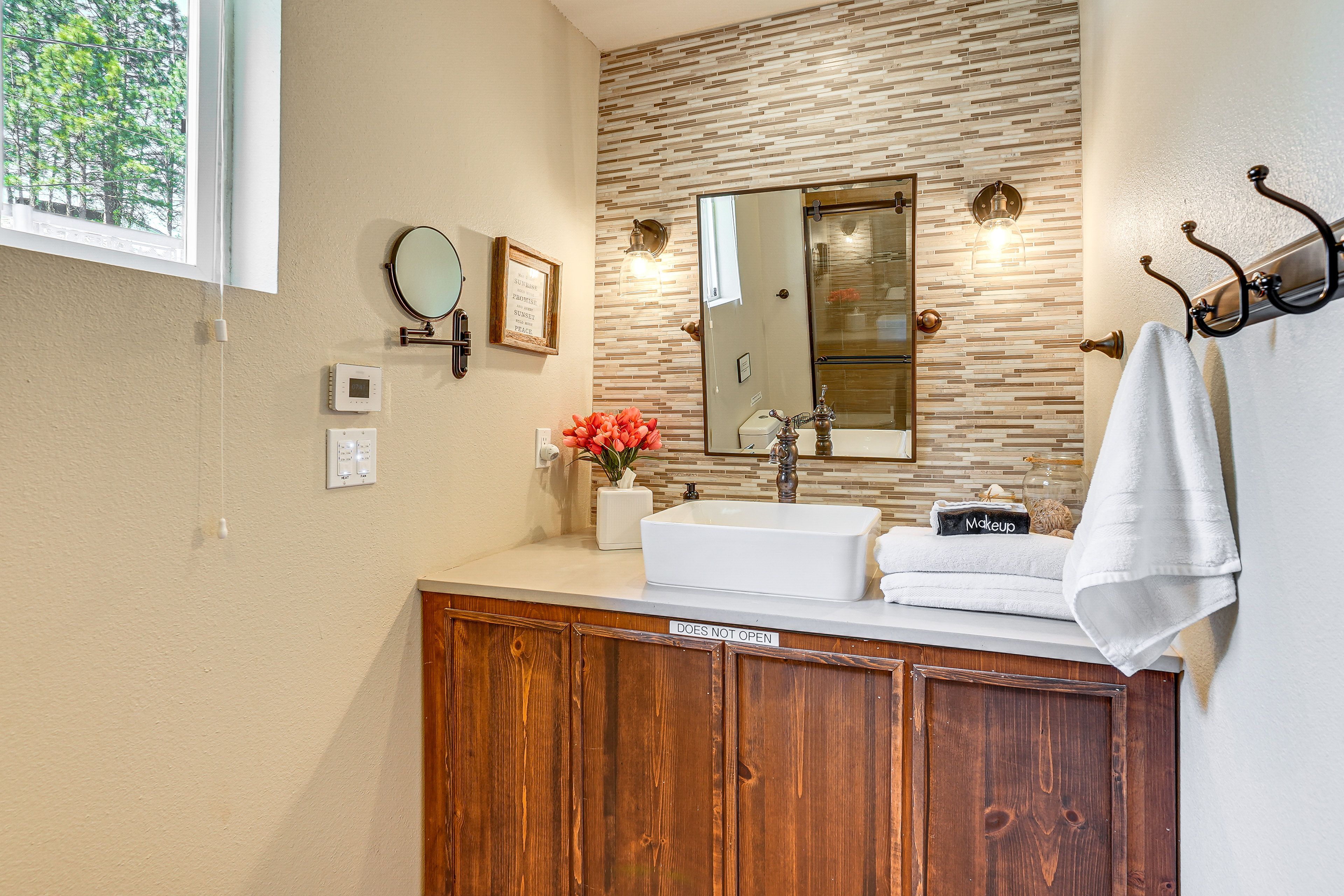 Full Bathroom | Complimentary Toiletries | Main Level