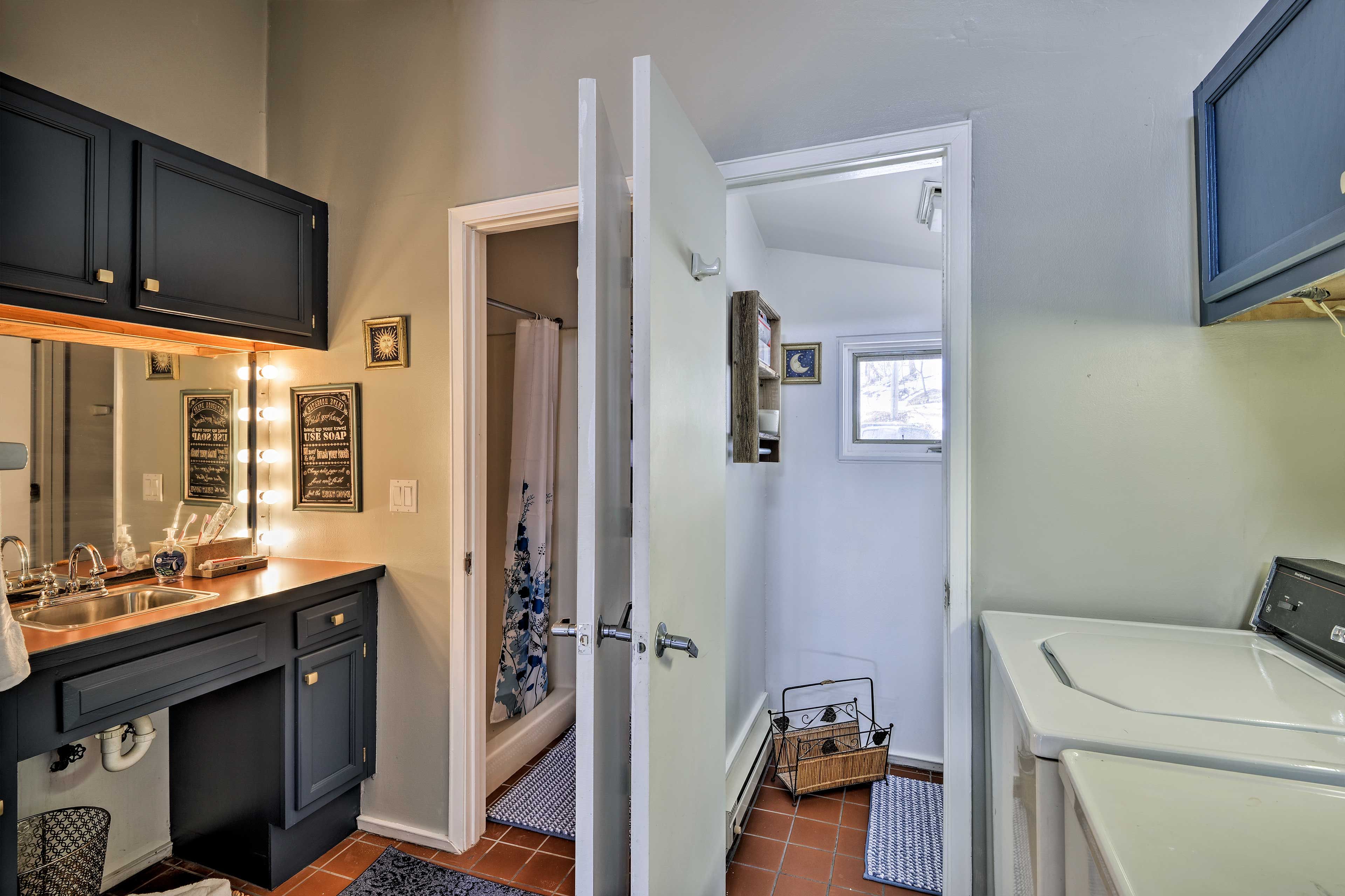 Full Bathroom | 2nd Floor | In-Unit Laundry | Toiletries Provided