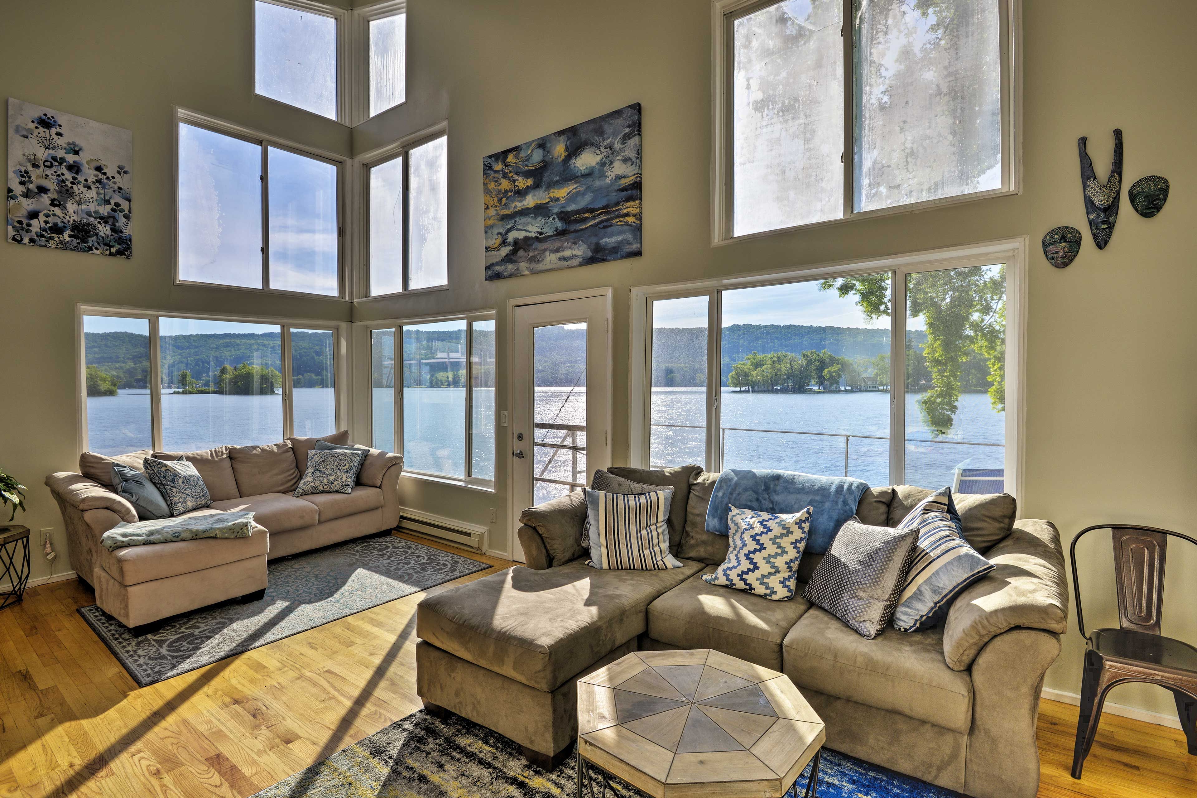 Living Room | Free WiFi | Central A/C | Smart TV