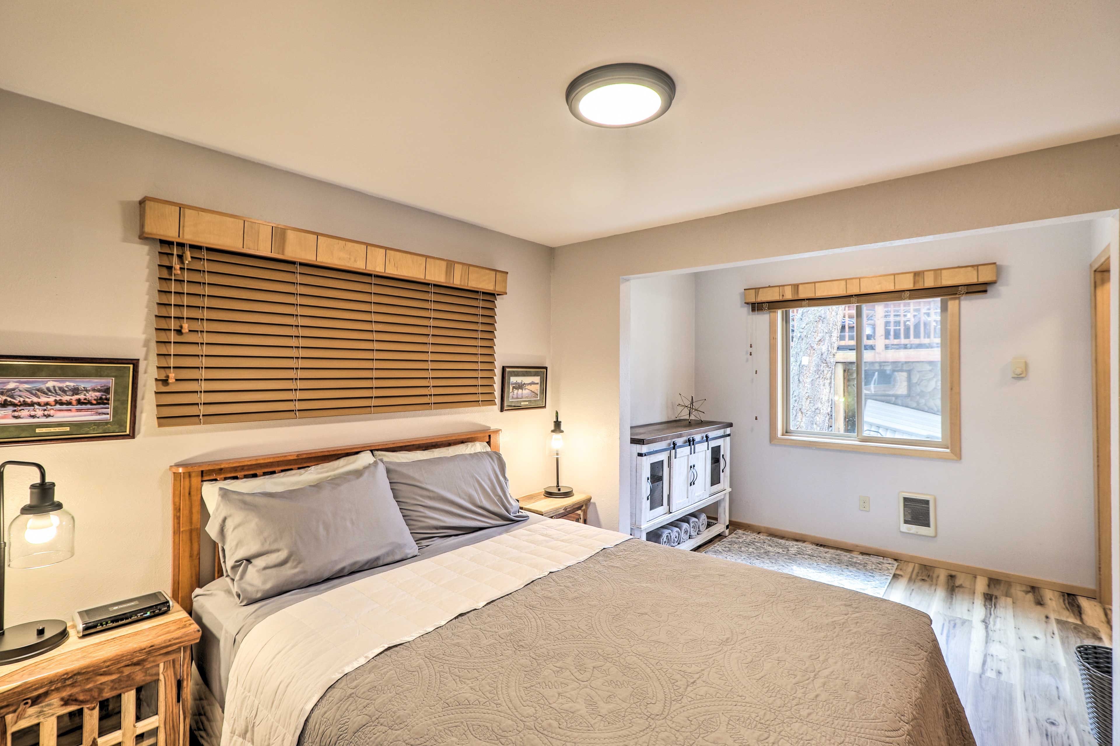 Bedroom 1 | Queen Bed