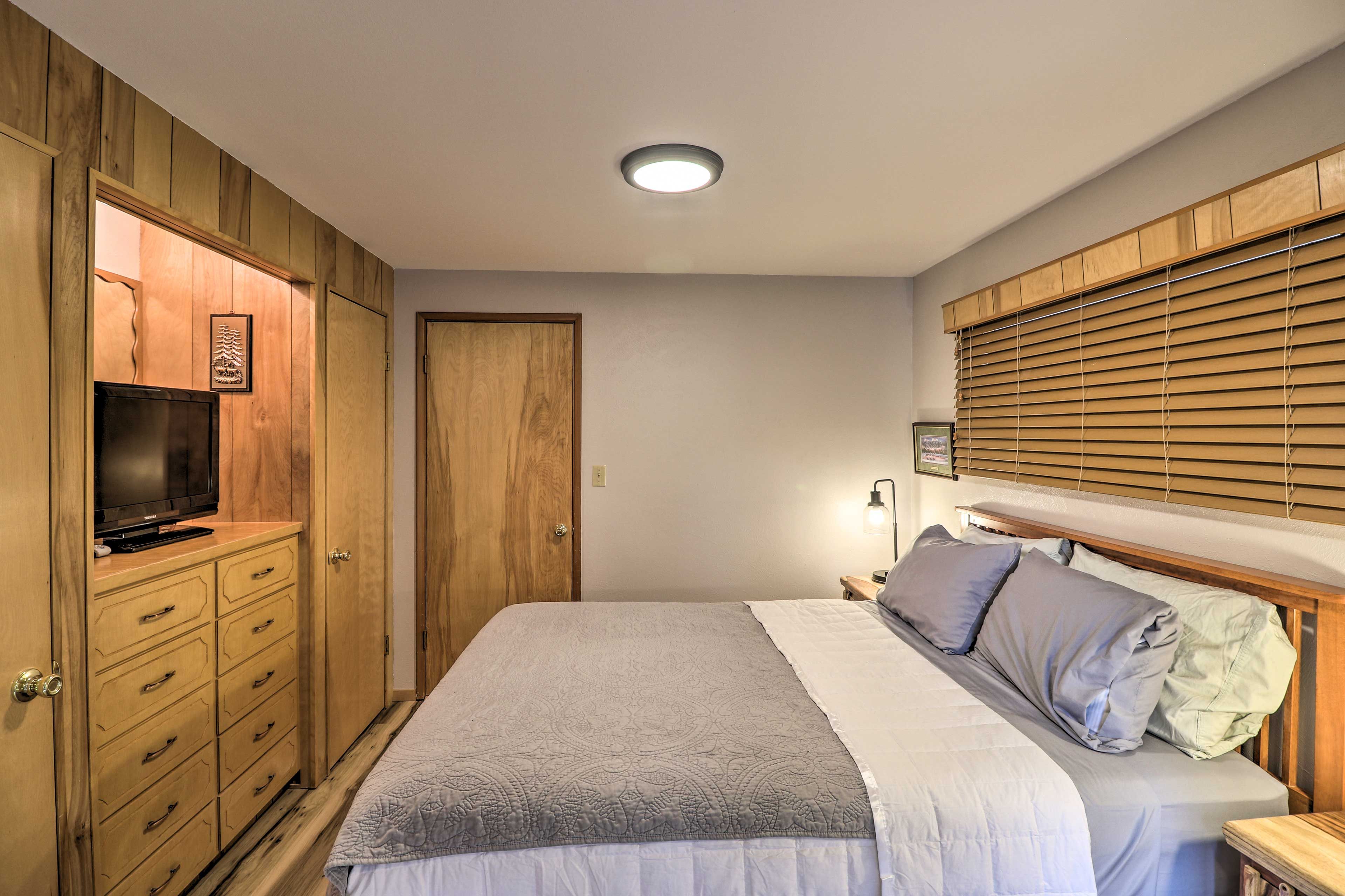 Bedroom 1 | Flat-Screen TV