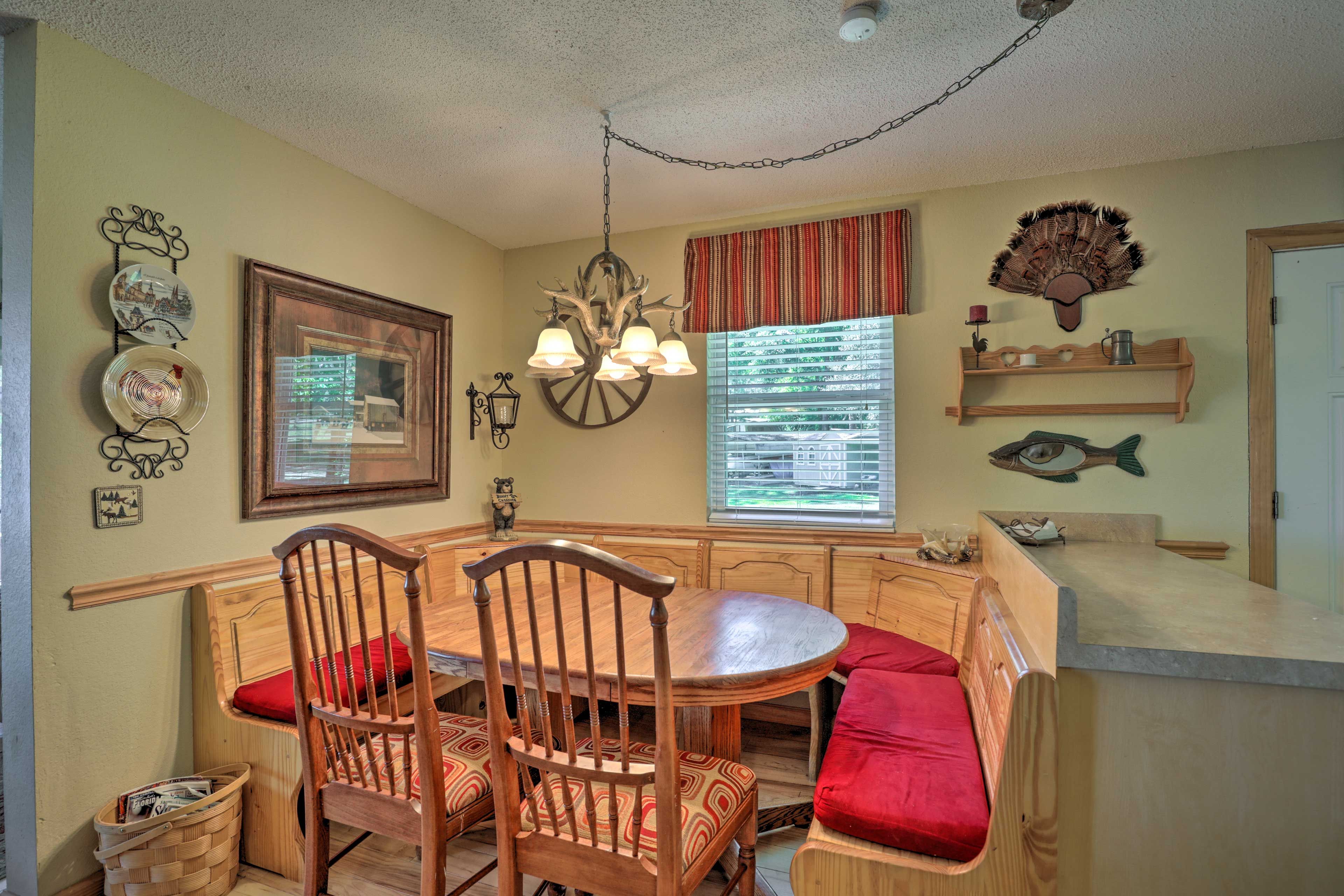 Dining Area | Dishes & Flatware Provided