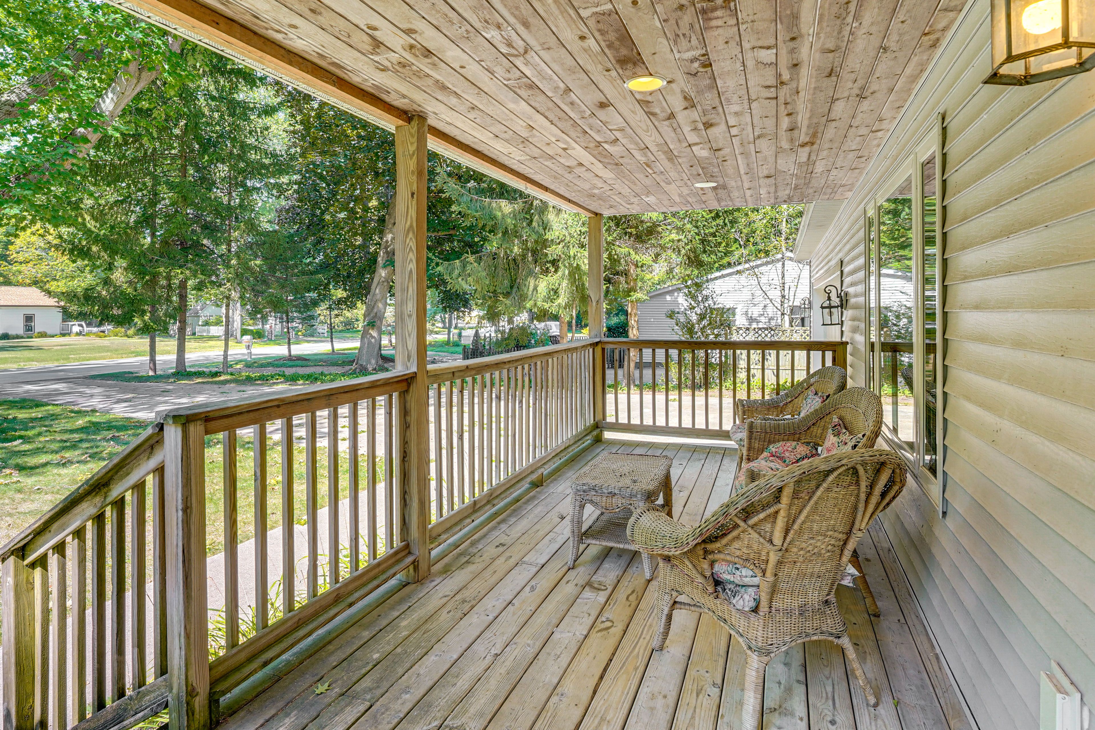 Covered Front Porch w/ Seating