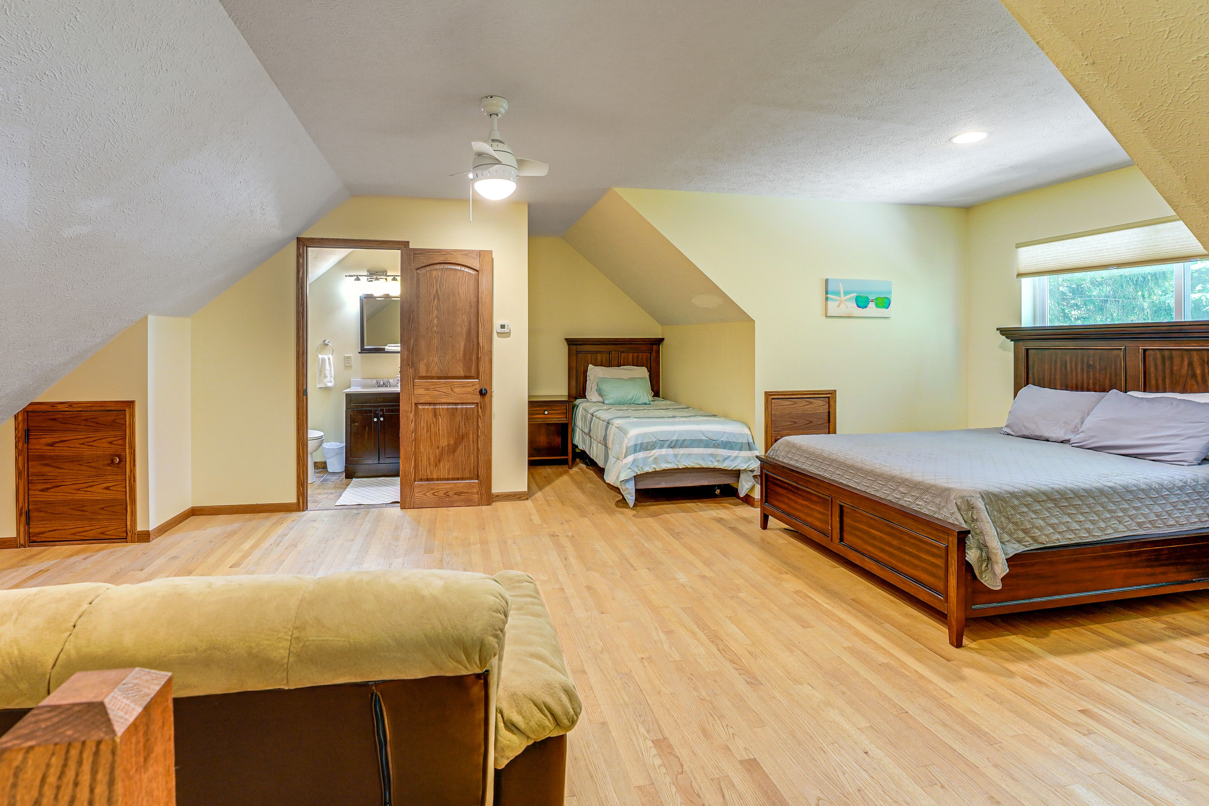 Bedroom 6 | Queen Bed | Twin Bed | Futon | En-Suite Bathroom