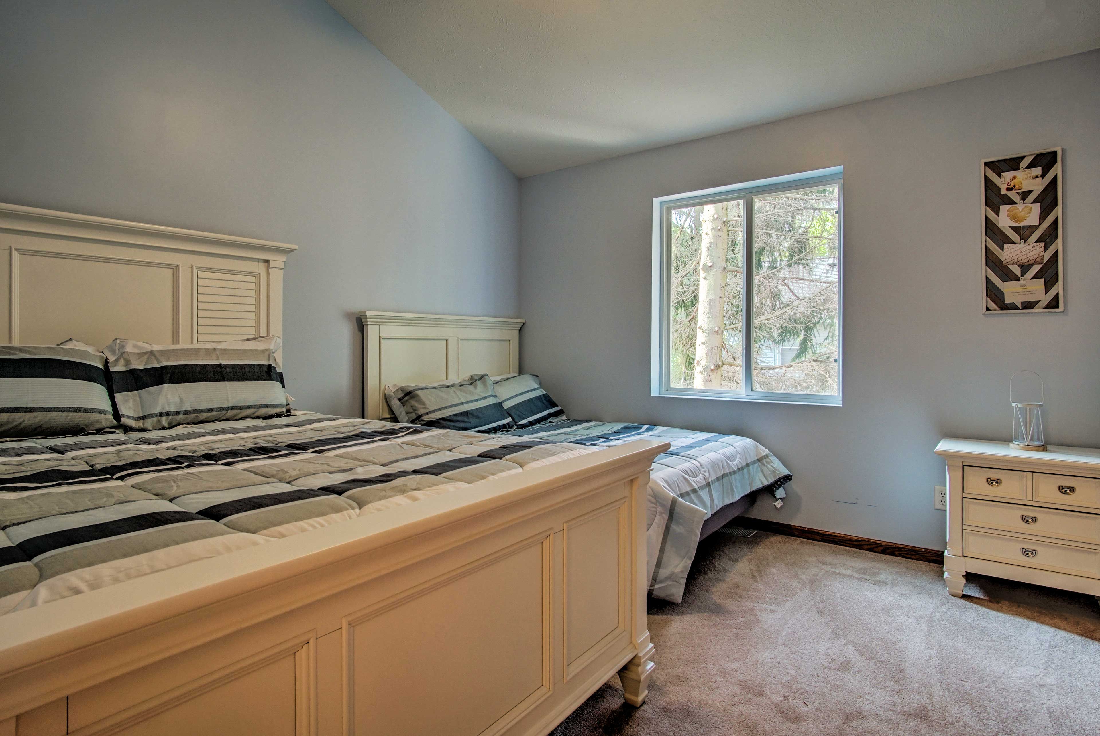 Bedroom 1 | Queen Bed | Twin Bed