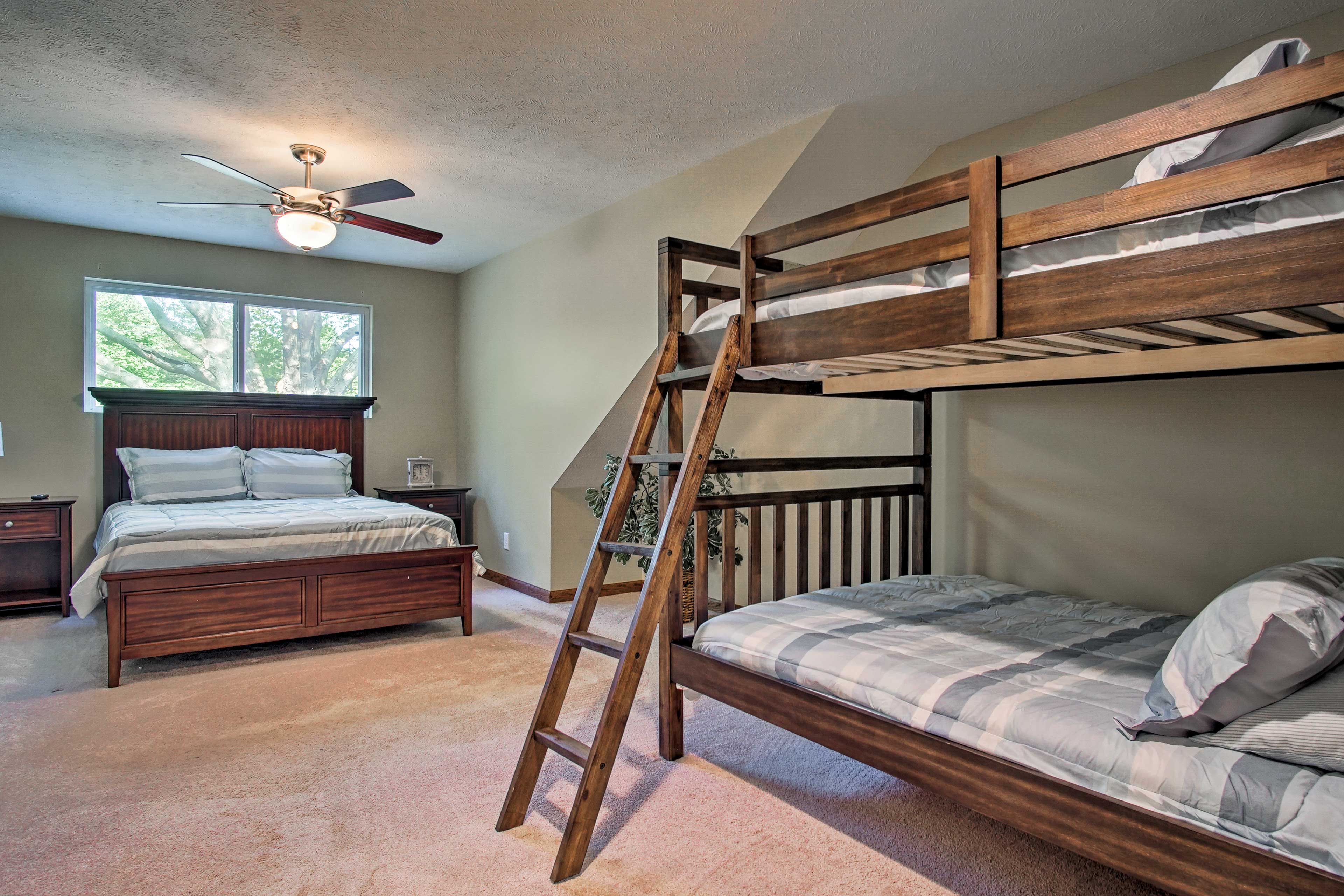 Bedroom 5 | Queen Bed | Full Bunk Bed