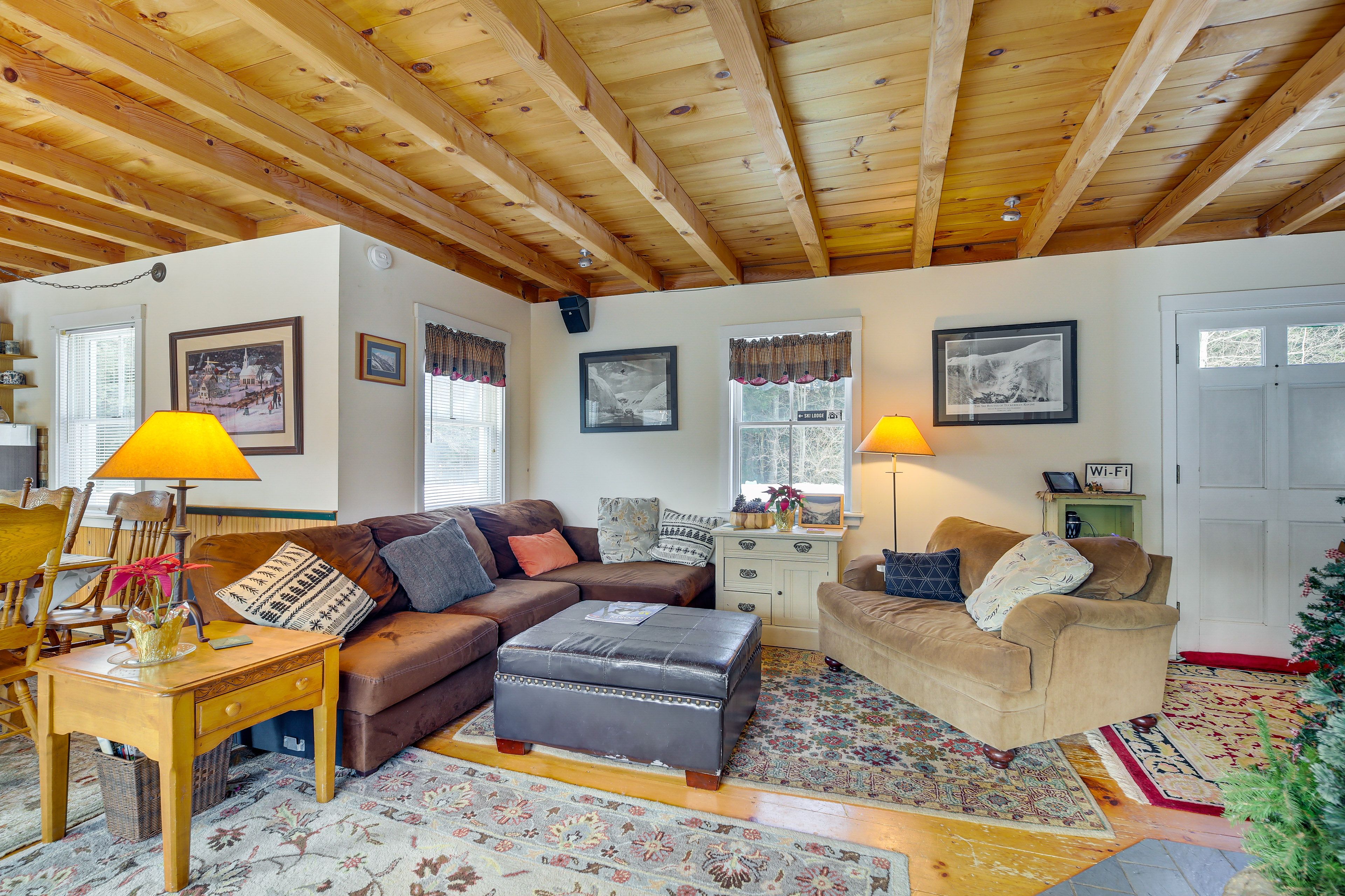 Living Room | Open Floor Plan | Free WiFi | Smart TV