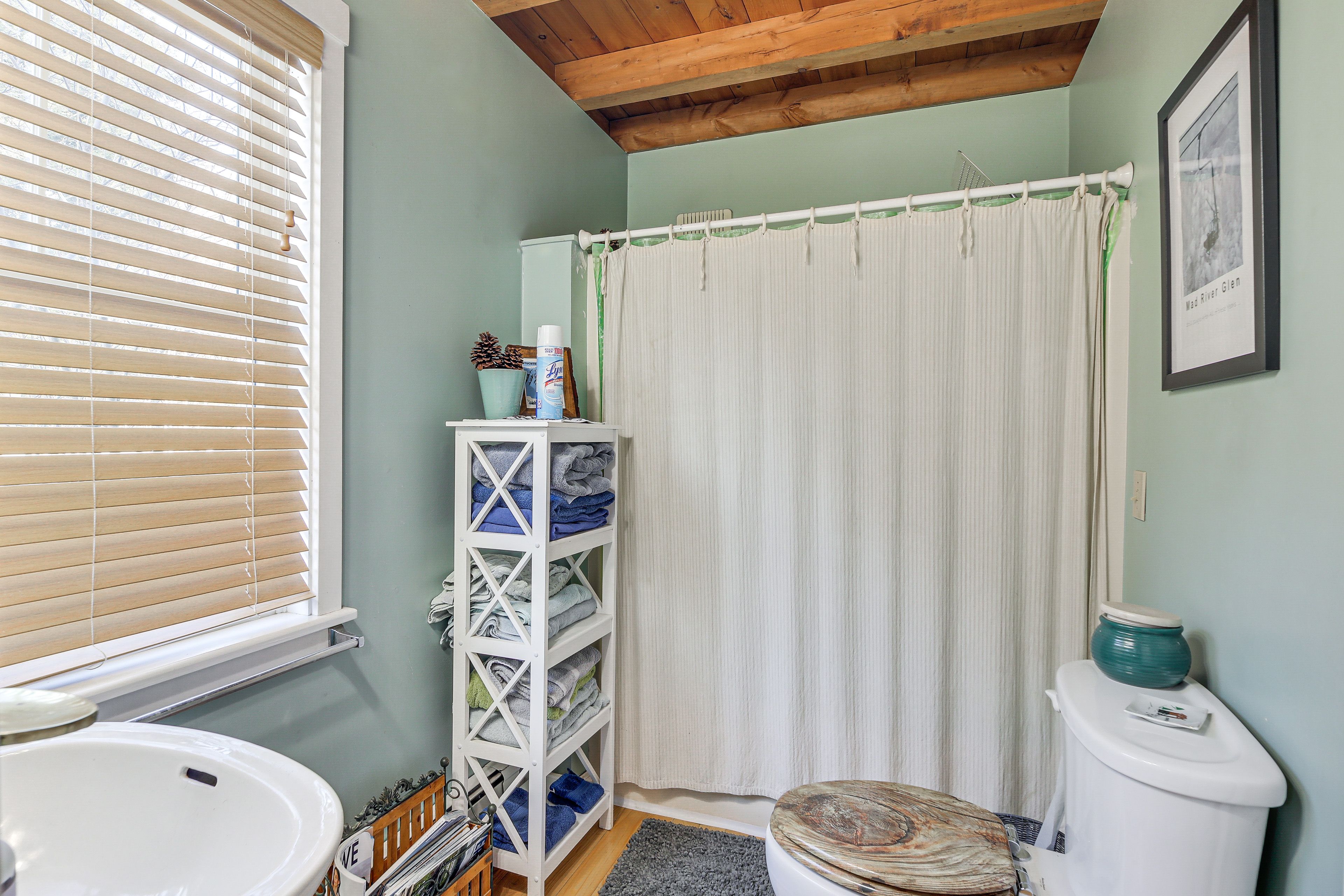 Full Bathroom | Towels & Linens Provided
