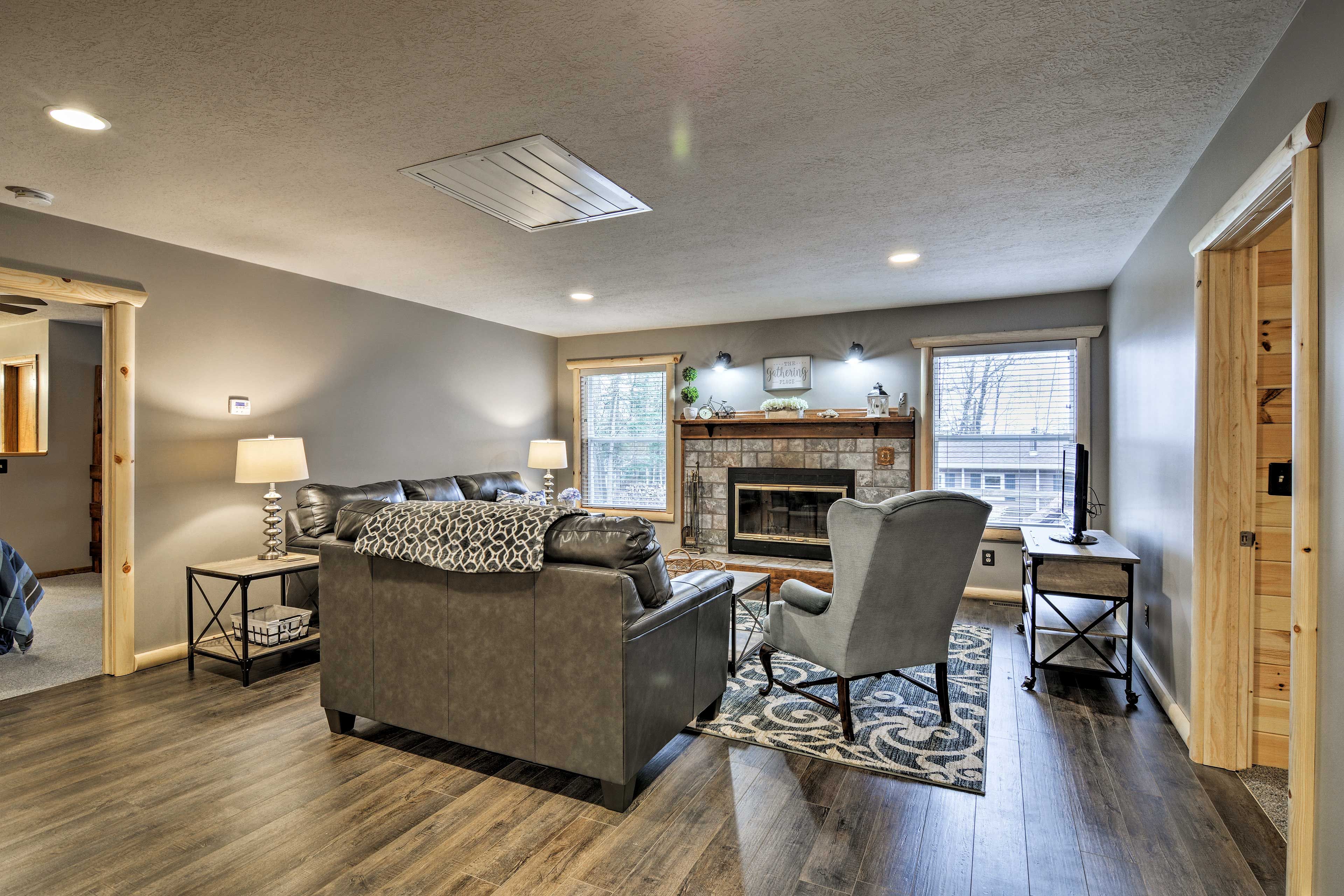 Living Room | Free WiFi | Flat-Screen TV w/ Netflix