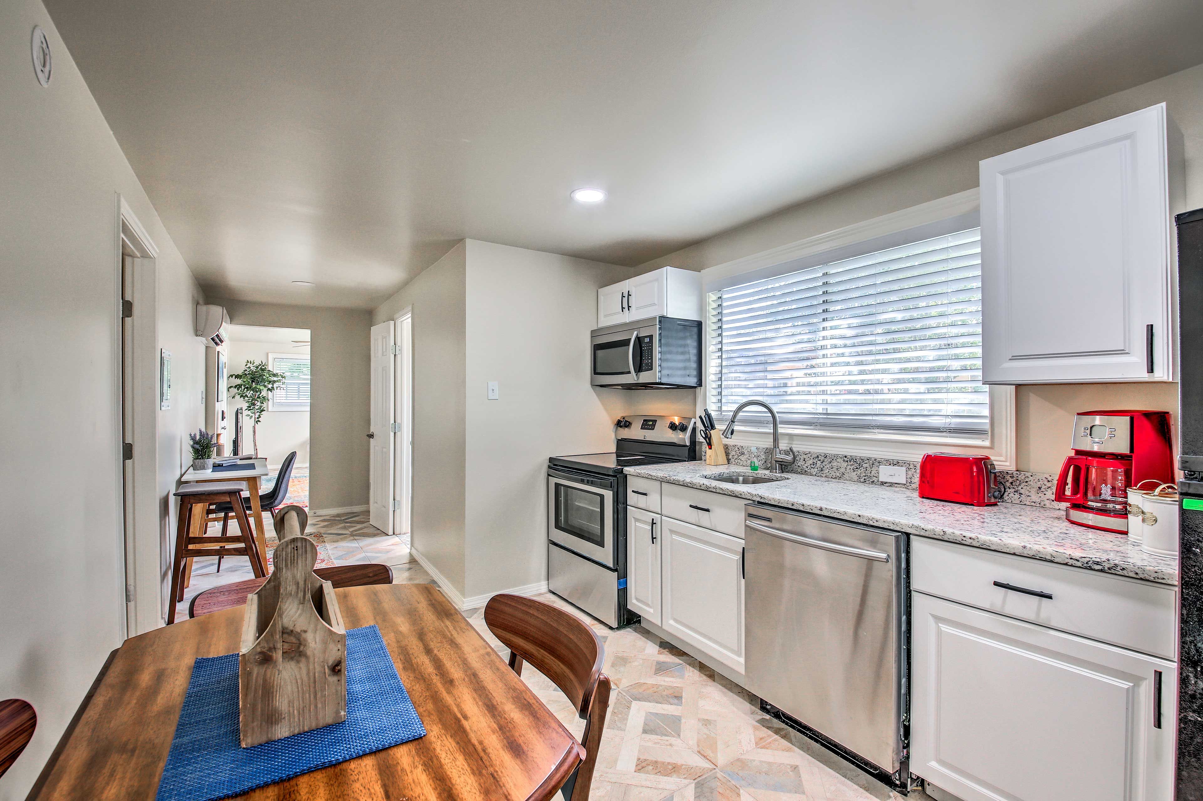 This 1-bed, 1-bath home has everything you need including a full kitchen!