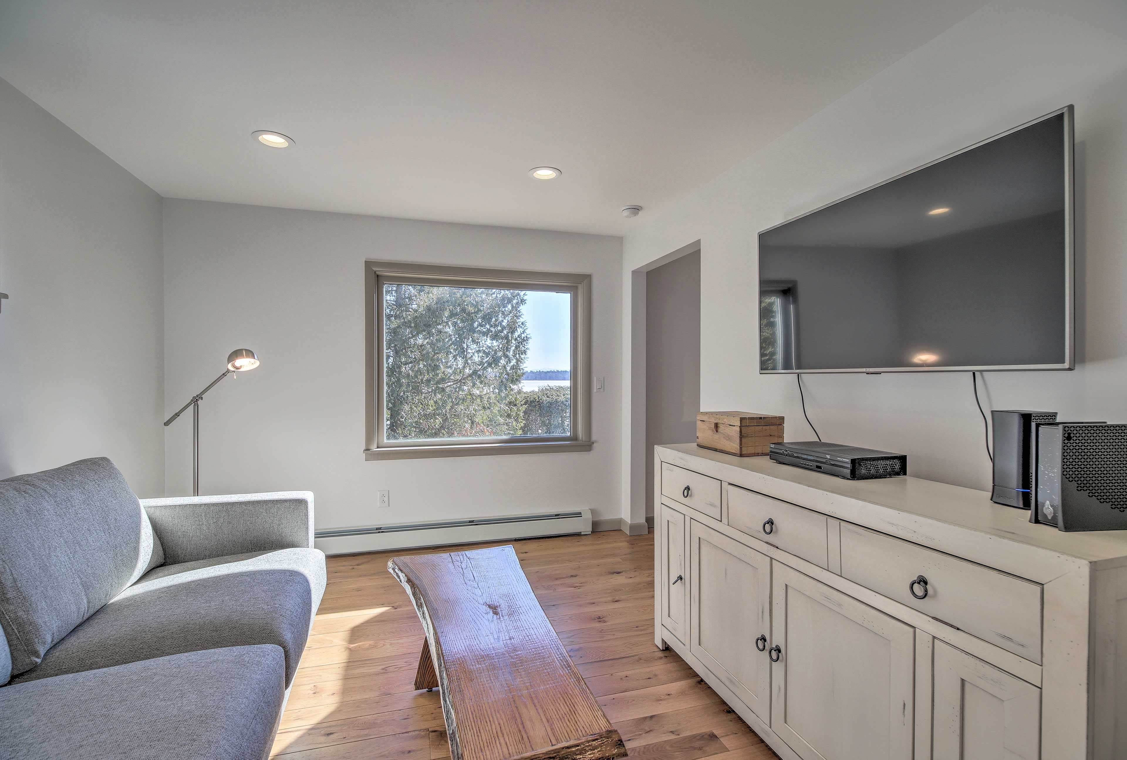TV Room | Cable TV | Queen Sleeper Sofa