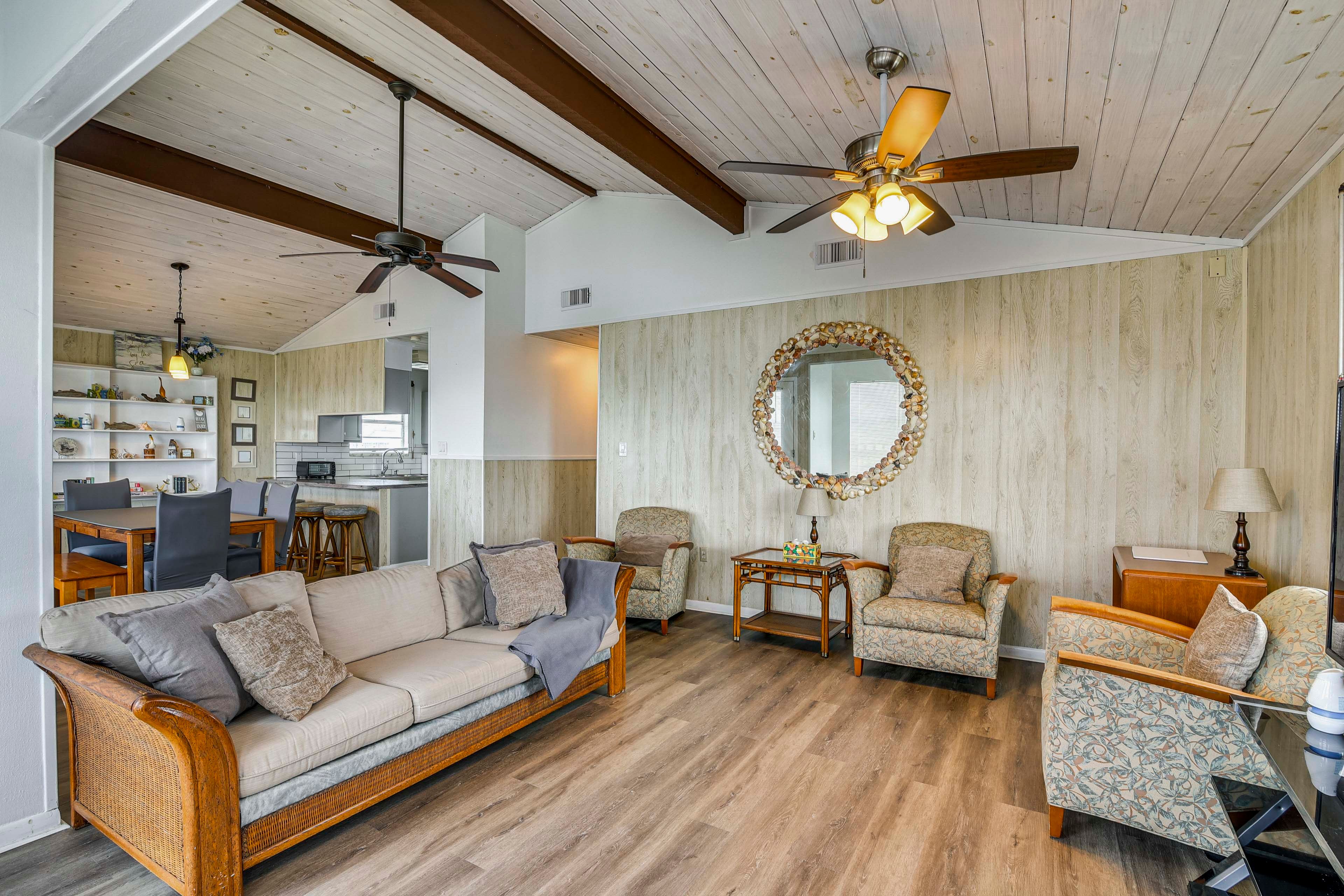 Living Room | Central A/C & Heating | Free WiFi | Open Floor Plan