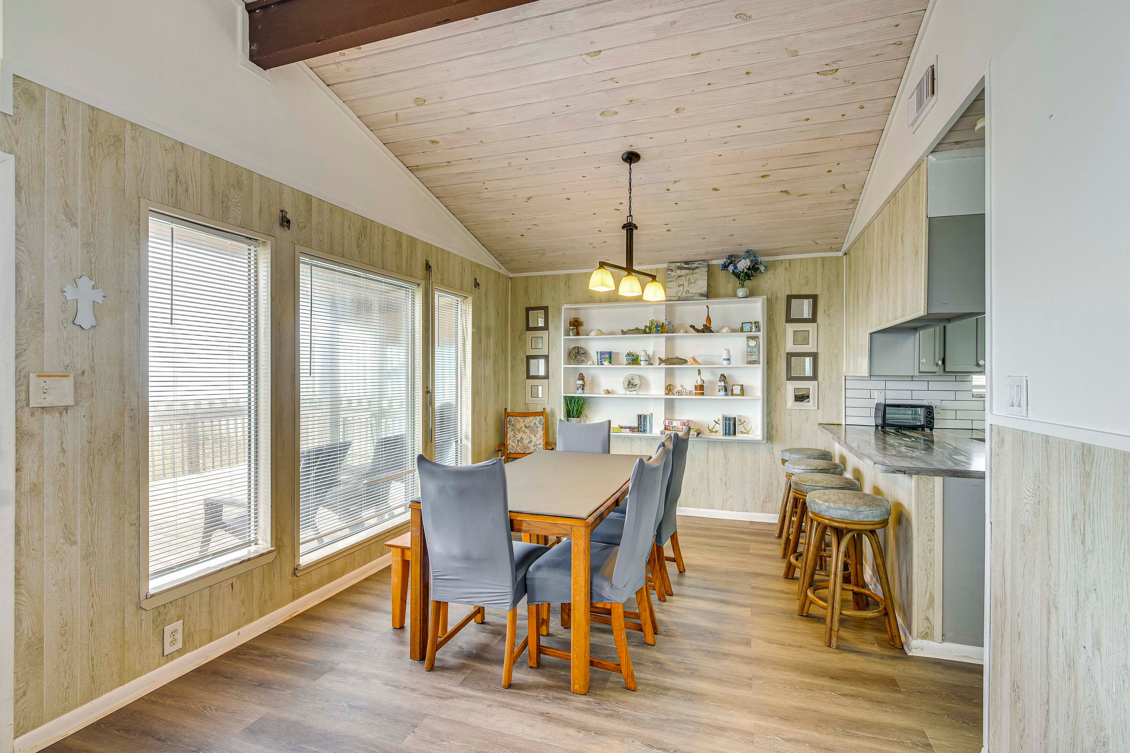 Dining Area | Dishes & Flatware Provided