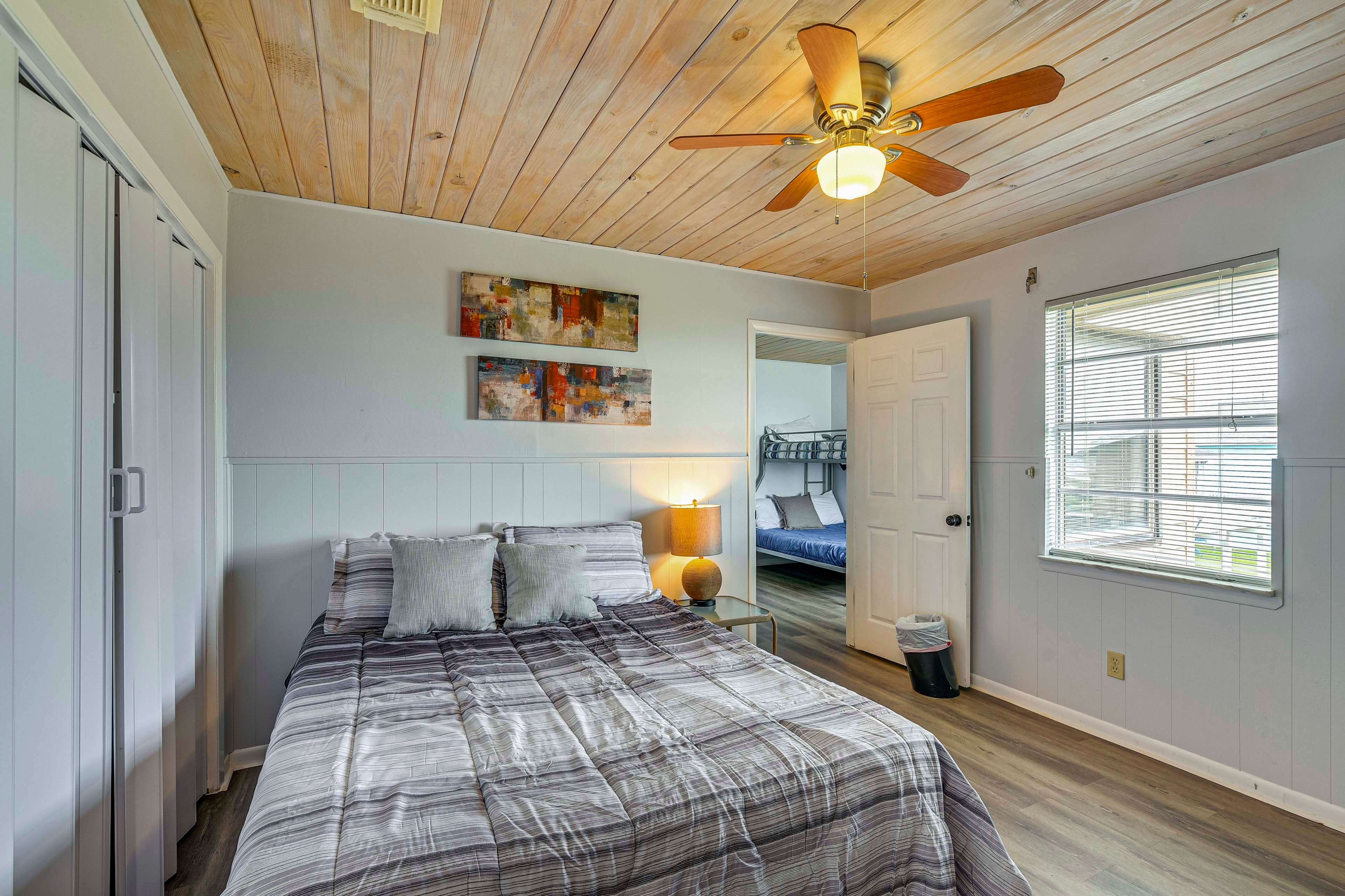 Bedroom 3 | Queen Bed | Access through Bedroom 2