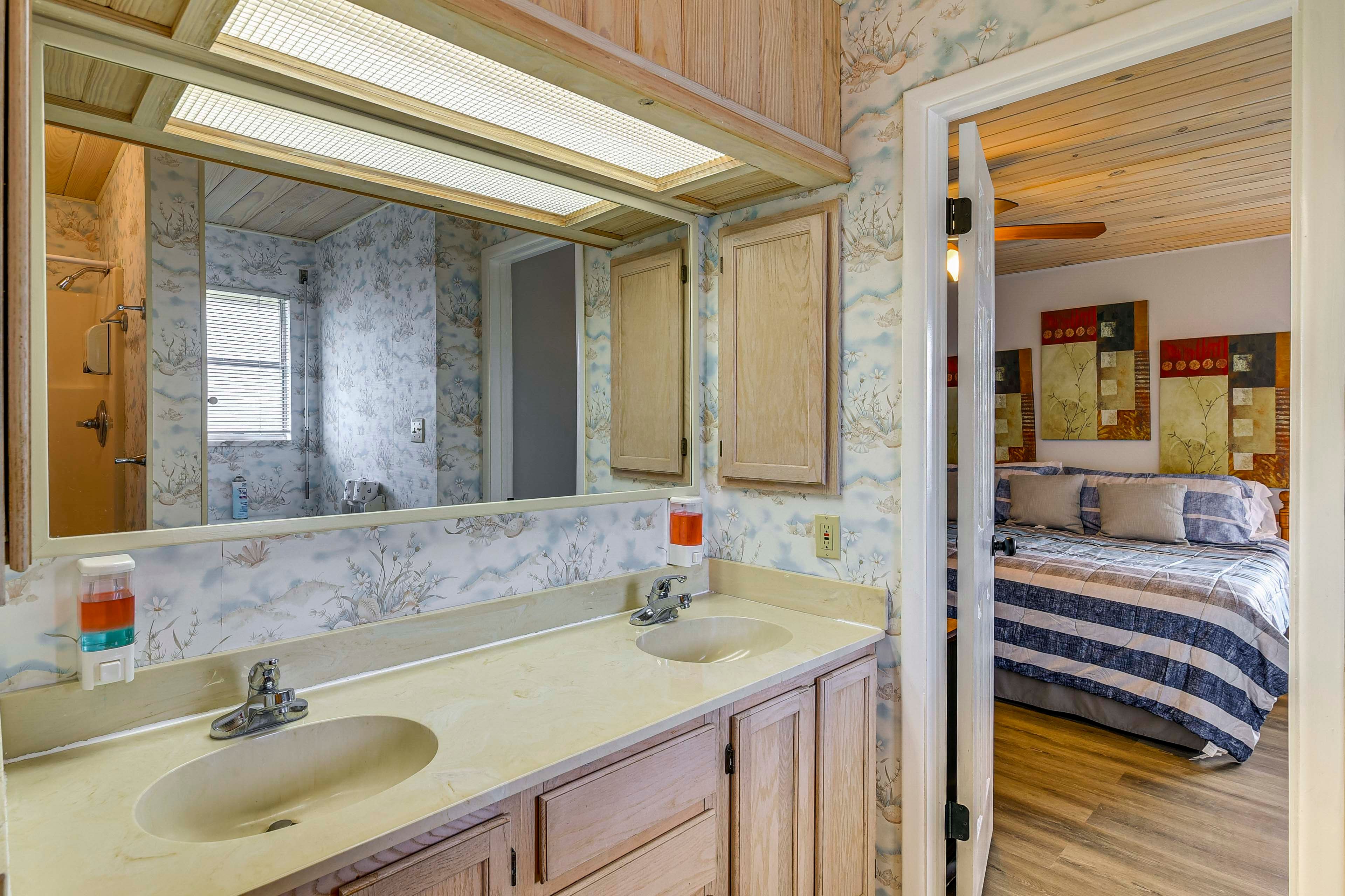 Jack-and-Jill Bathroom | Towels & Linens Provided