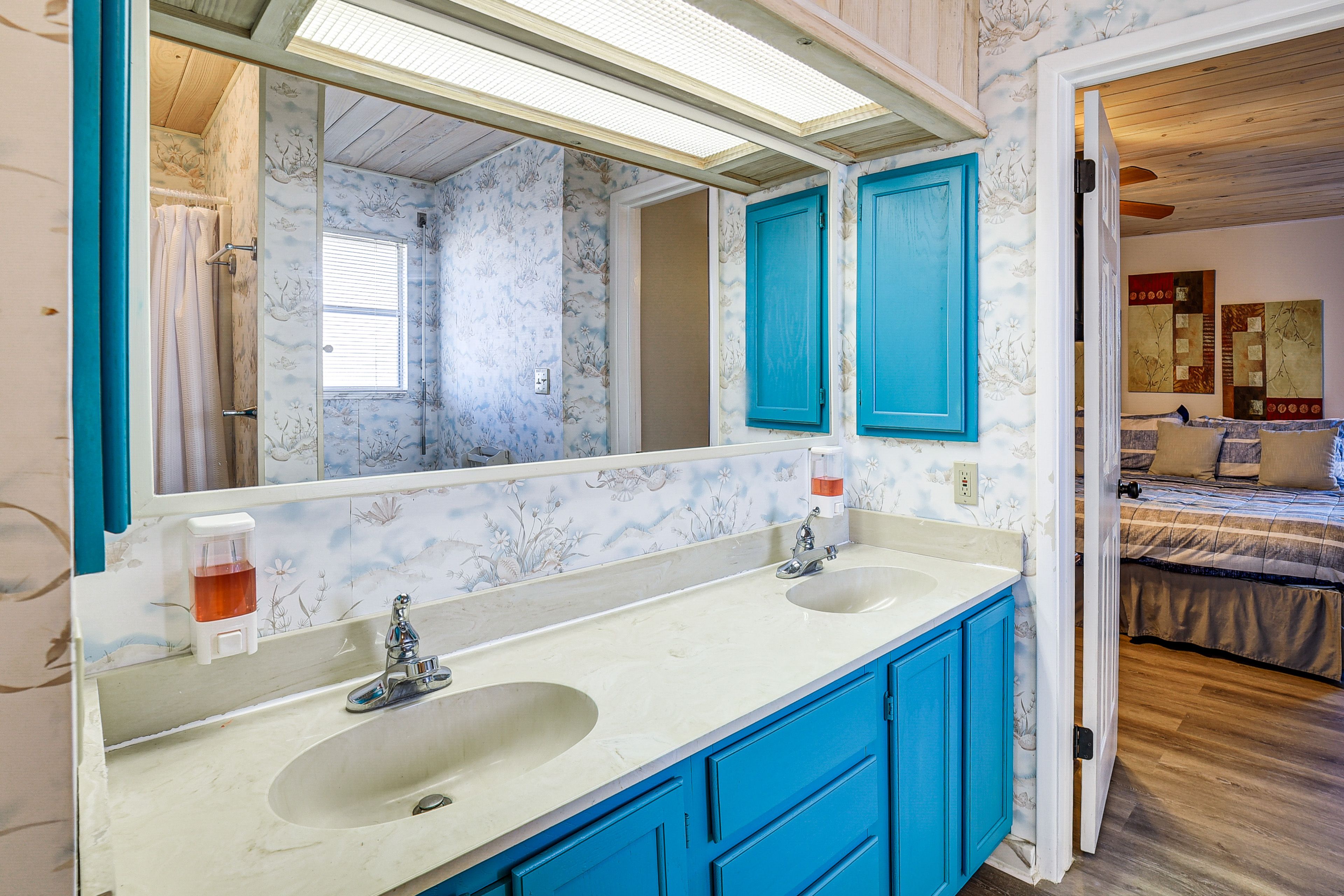 Jack-and-Jill Bathroom | Towels & Linens Provided