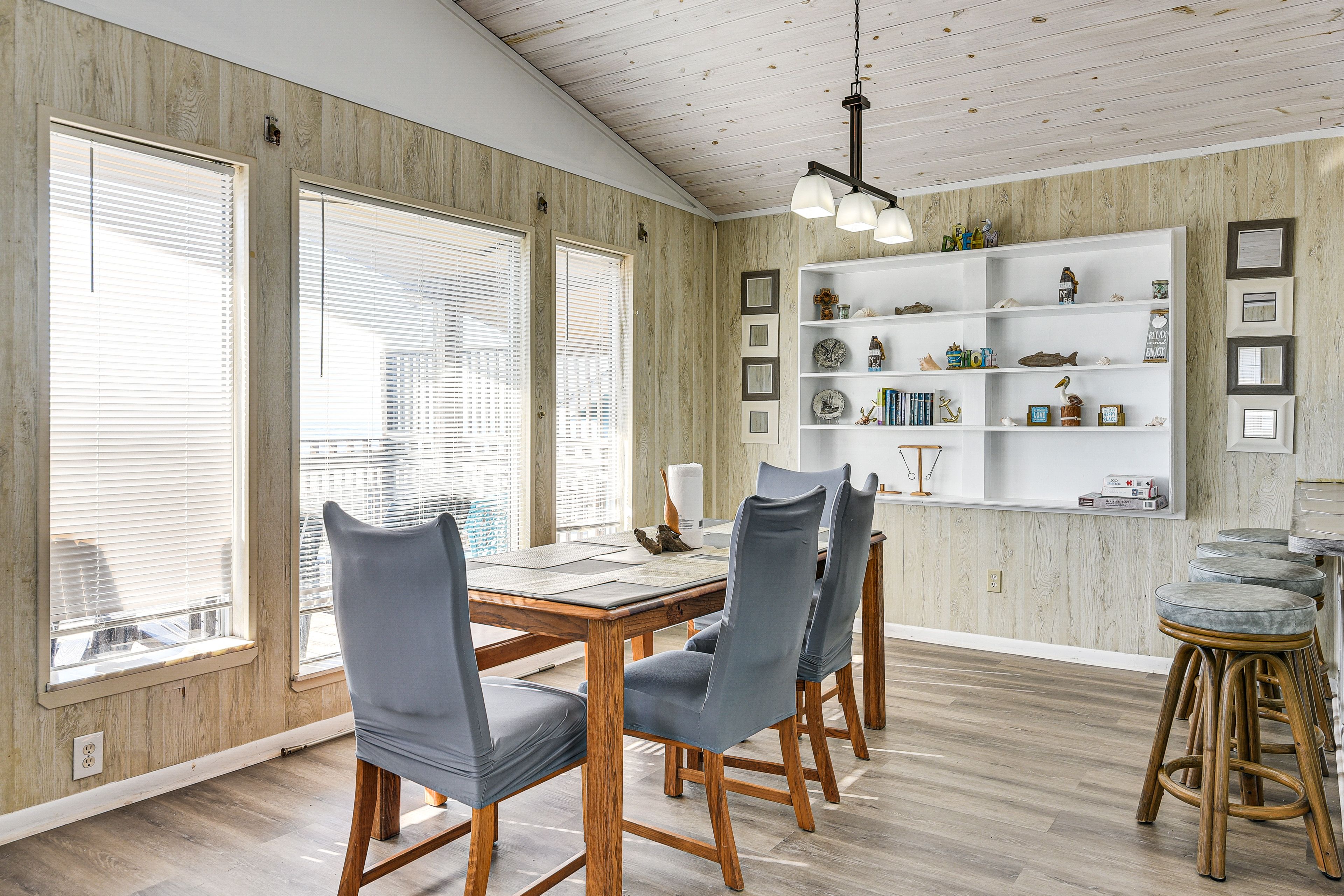 Dining Area | Dishes & Flatware Provided