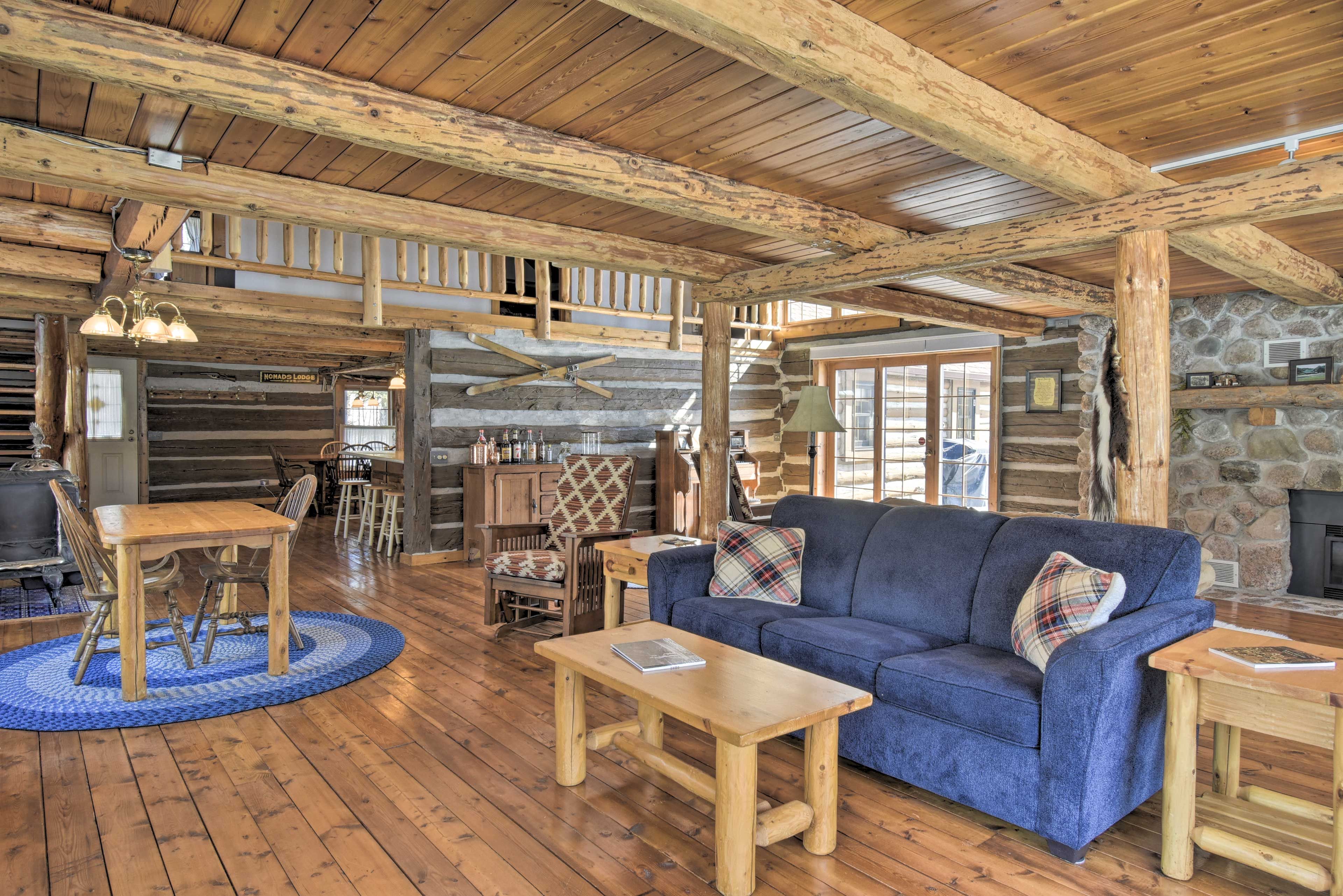 Living Room | Free WiFi | Cable TV | Central A/C & Heat
