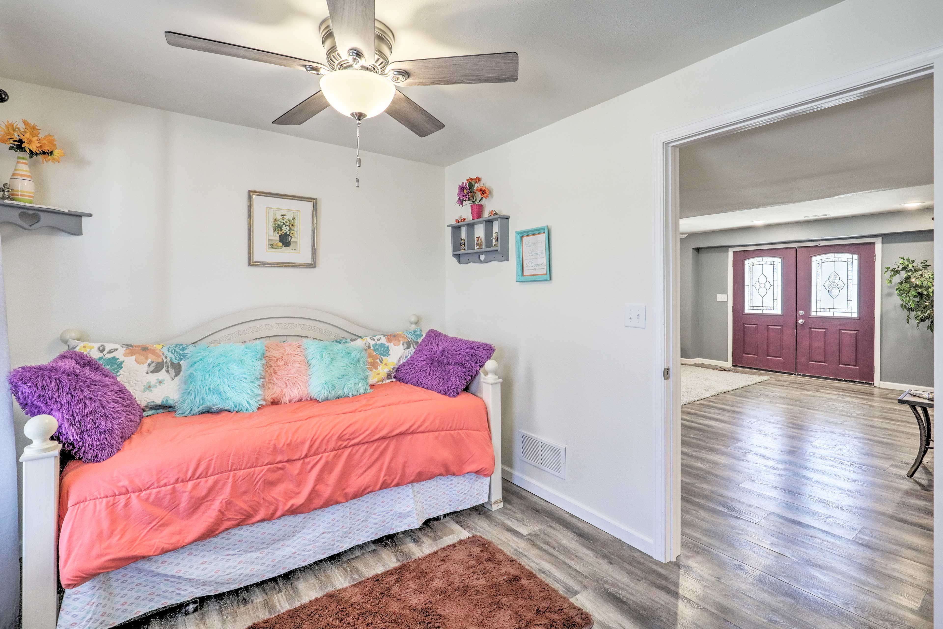 Bedroom 2 | Twin Daybed w/ Twin Trundle