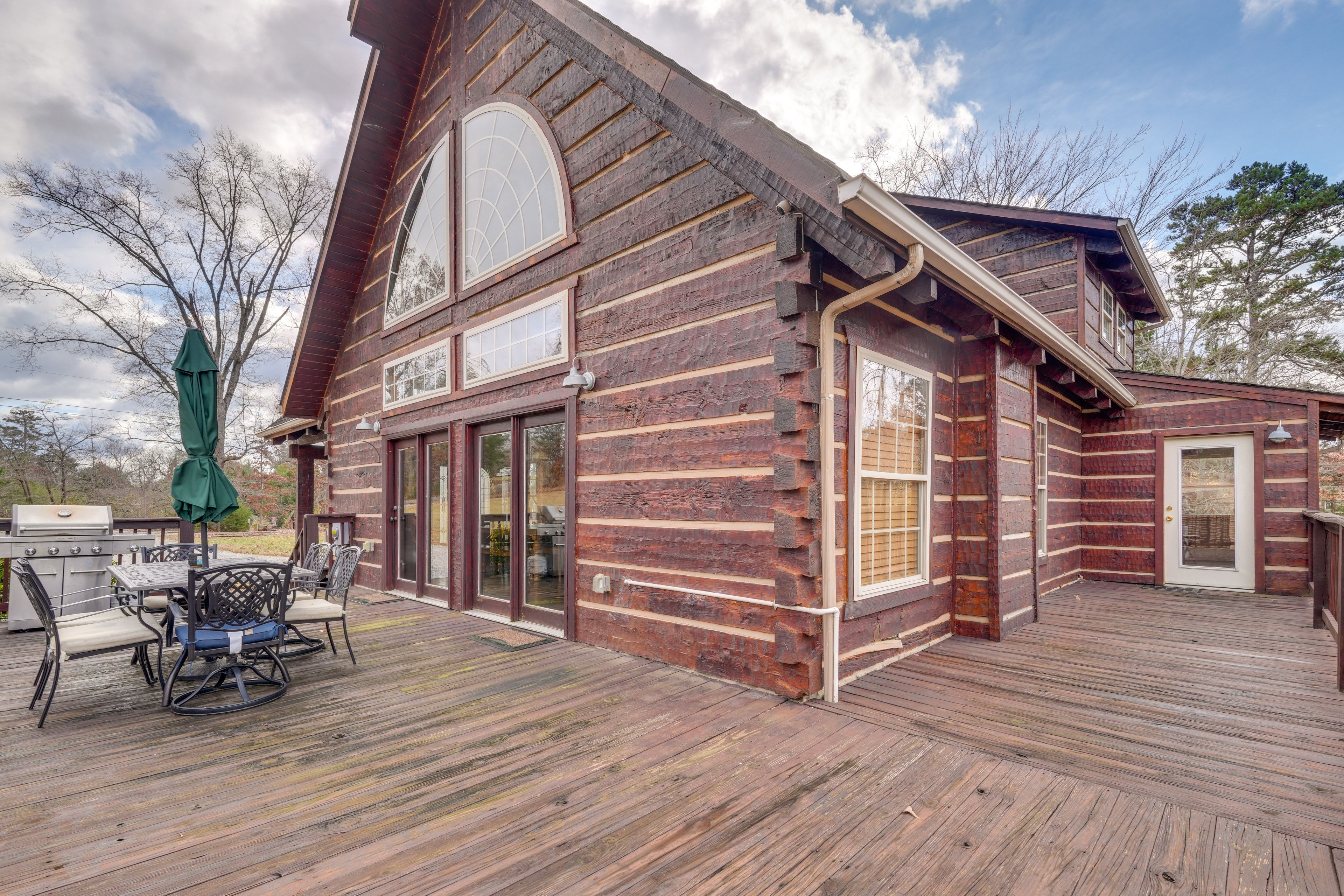 Deck | Outdoor Dining Area | Gas Grill