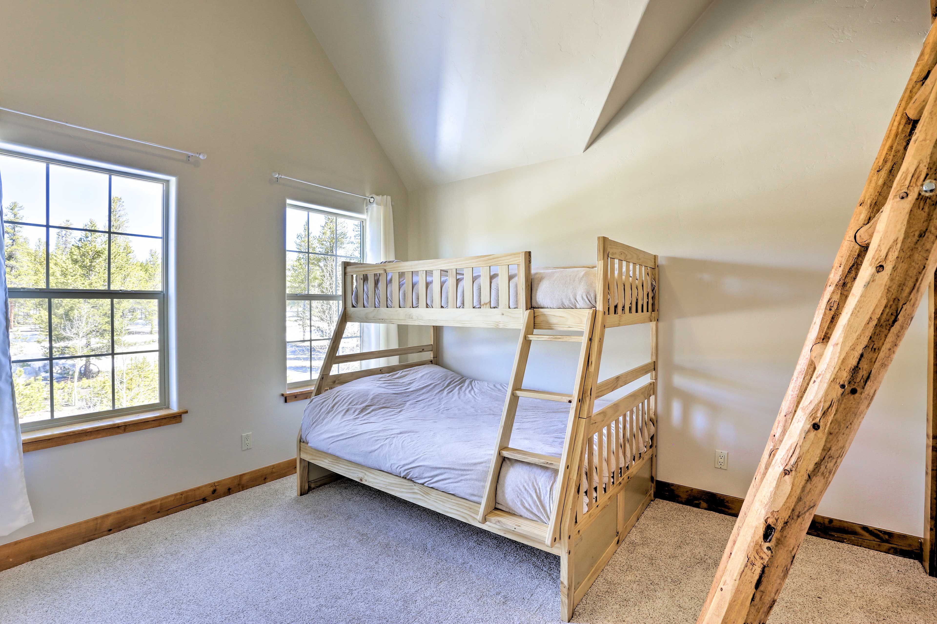 Bedroom 4 | Twin/Full Bunk Bed
