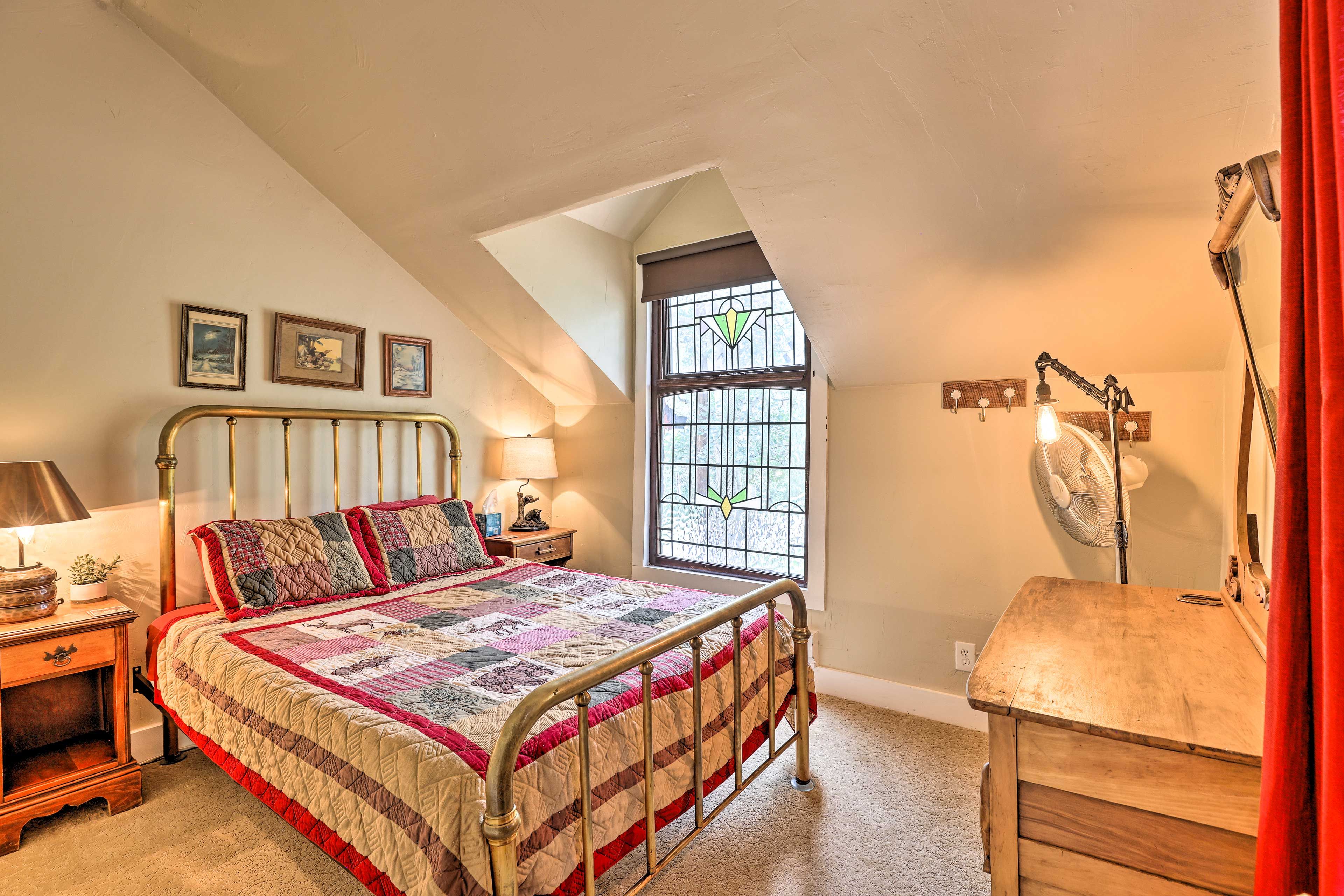 Bedroom 3 | Queen Bed