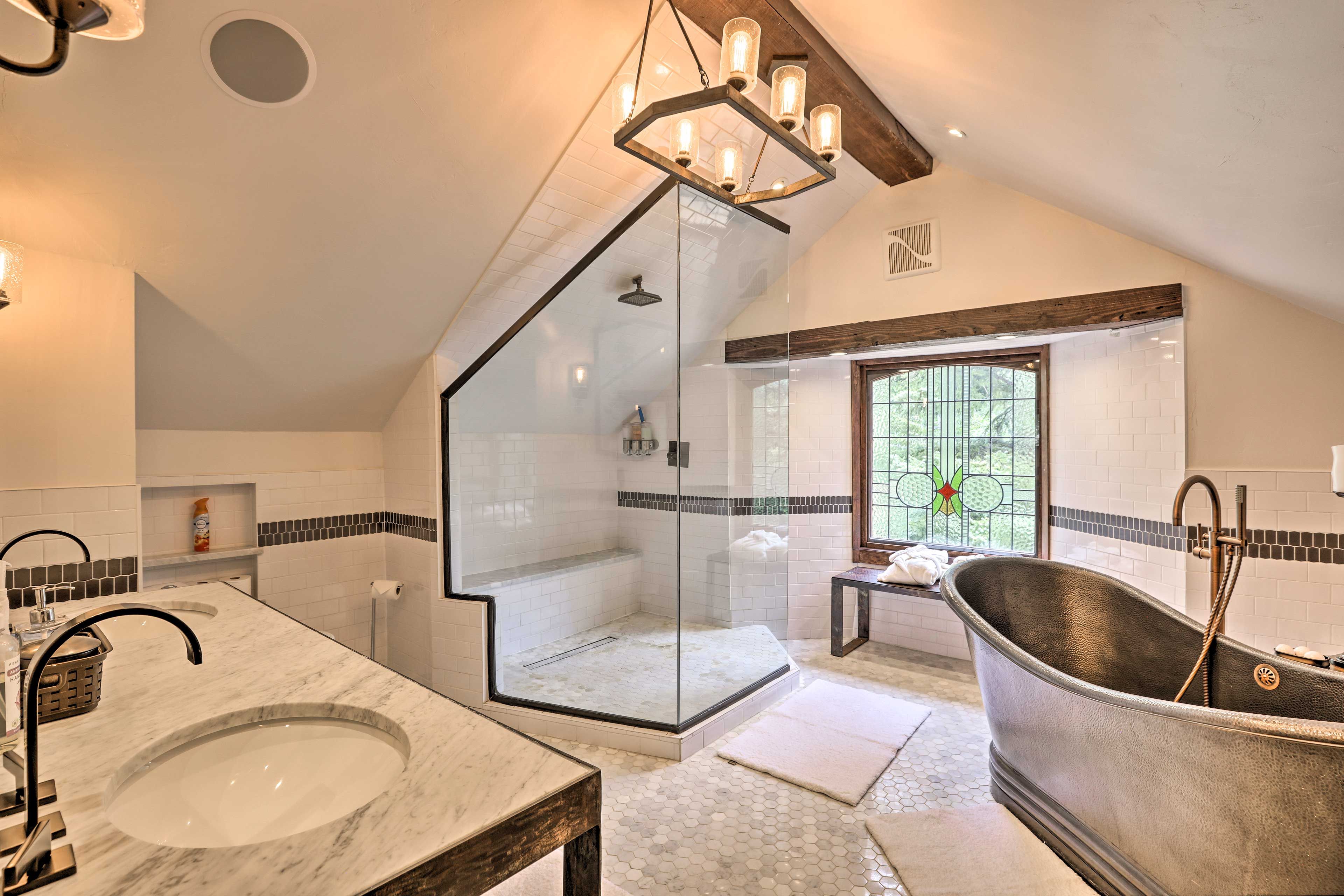 Full Bathroom | Towels Provided