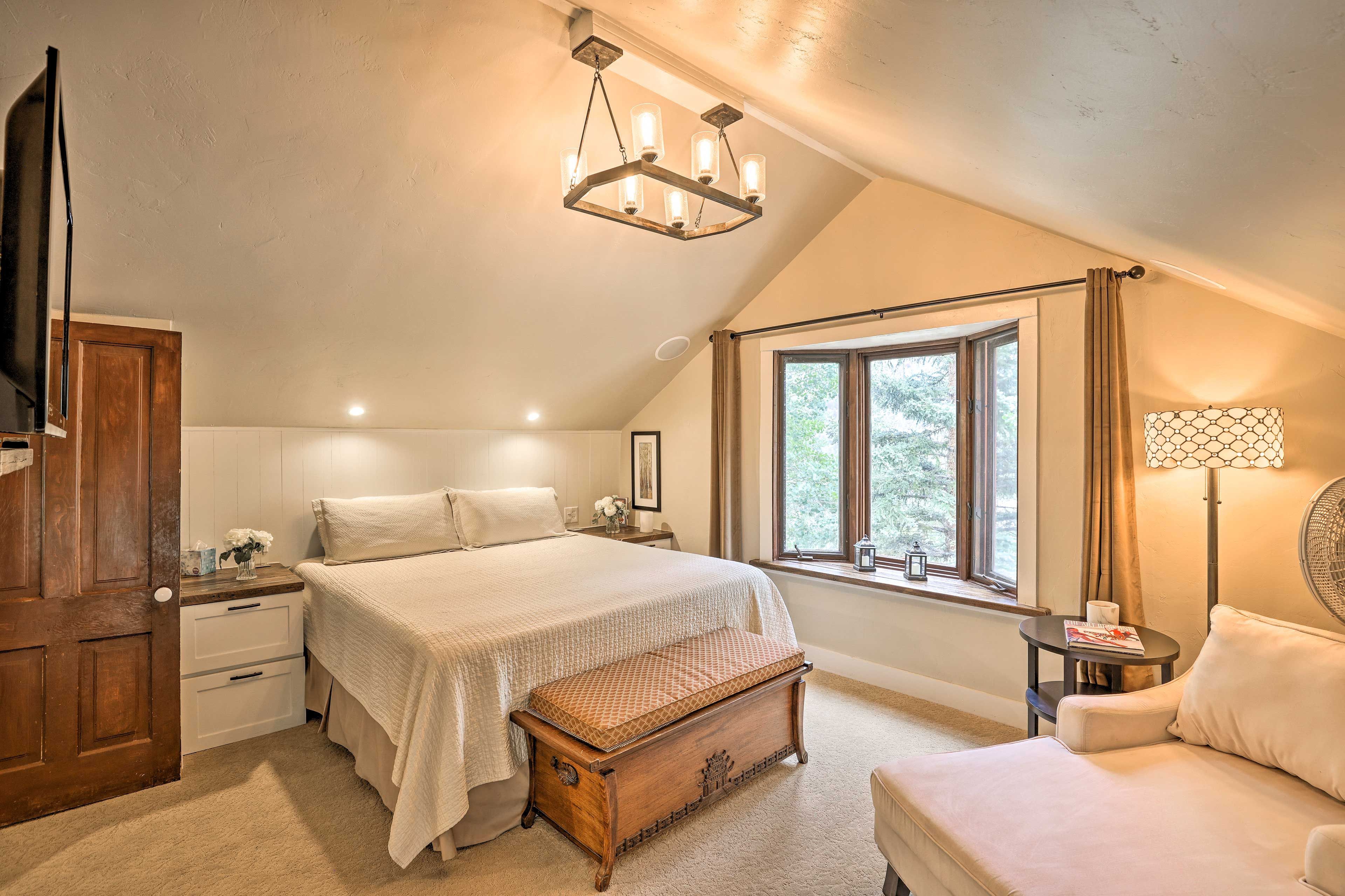 Bedroom 1  | King Bed | Linens Available